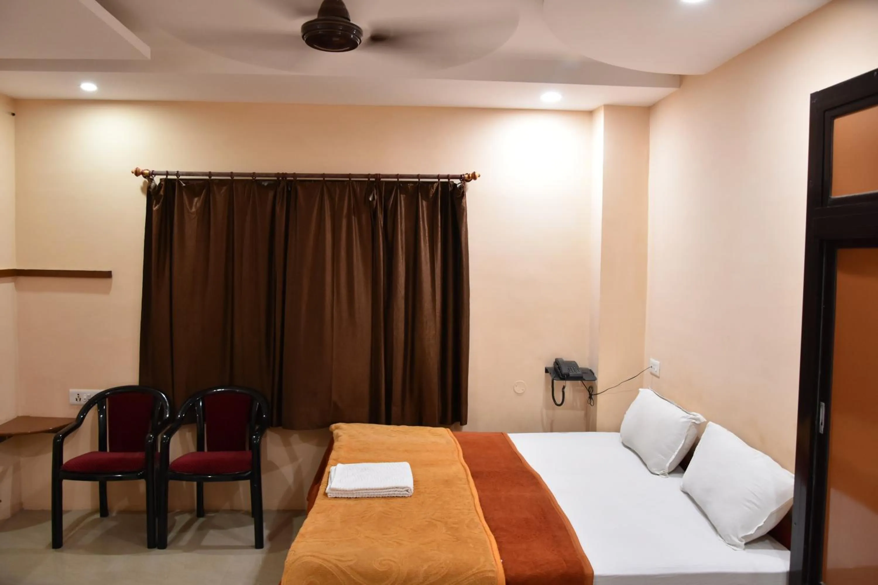 Bed in Hotel Sarweshwary