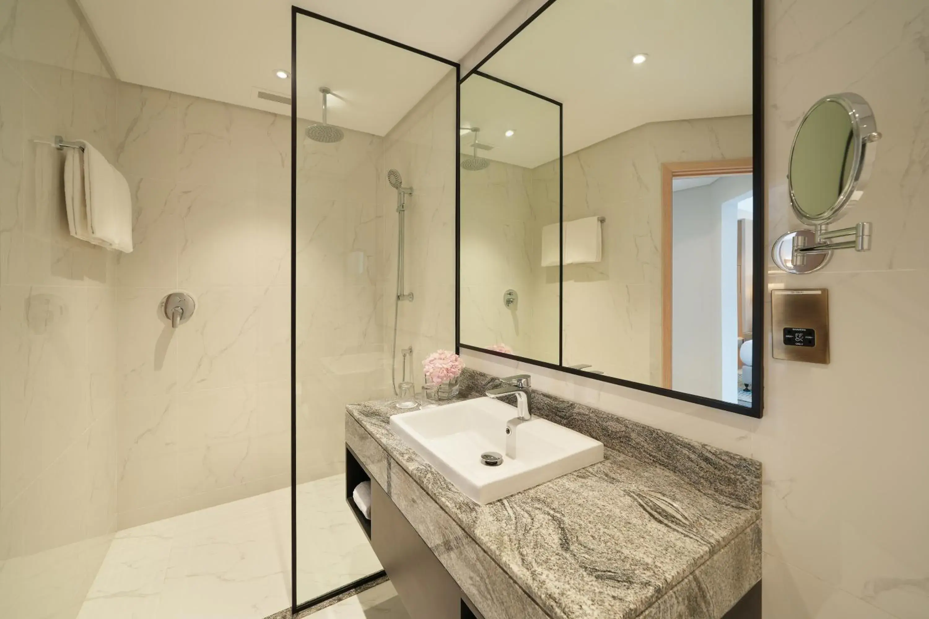 Family Connecting Rooms – King and Twin Beds in Arabian Park Dubai, an Edge by Rotana Hotel Family Connecting Rooms – King and Twin Beds in Arabian Park Dubai, an Edge by Rotana Hotel