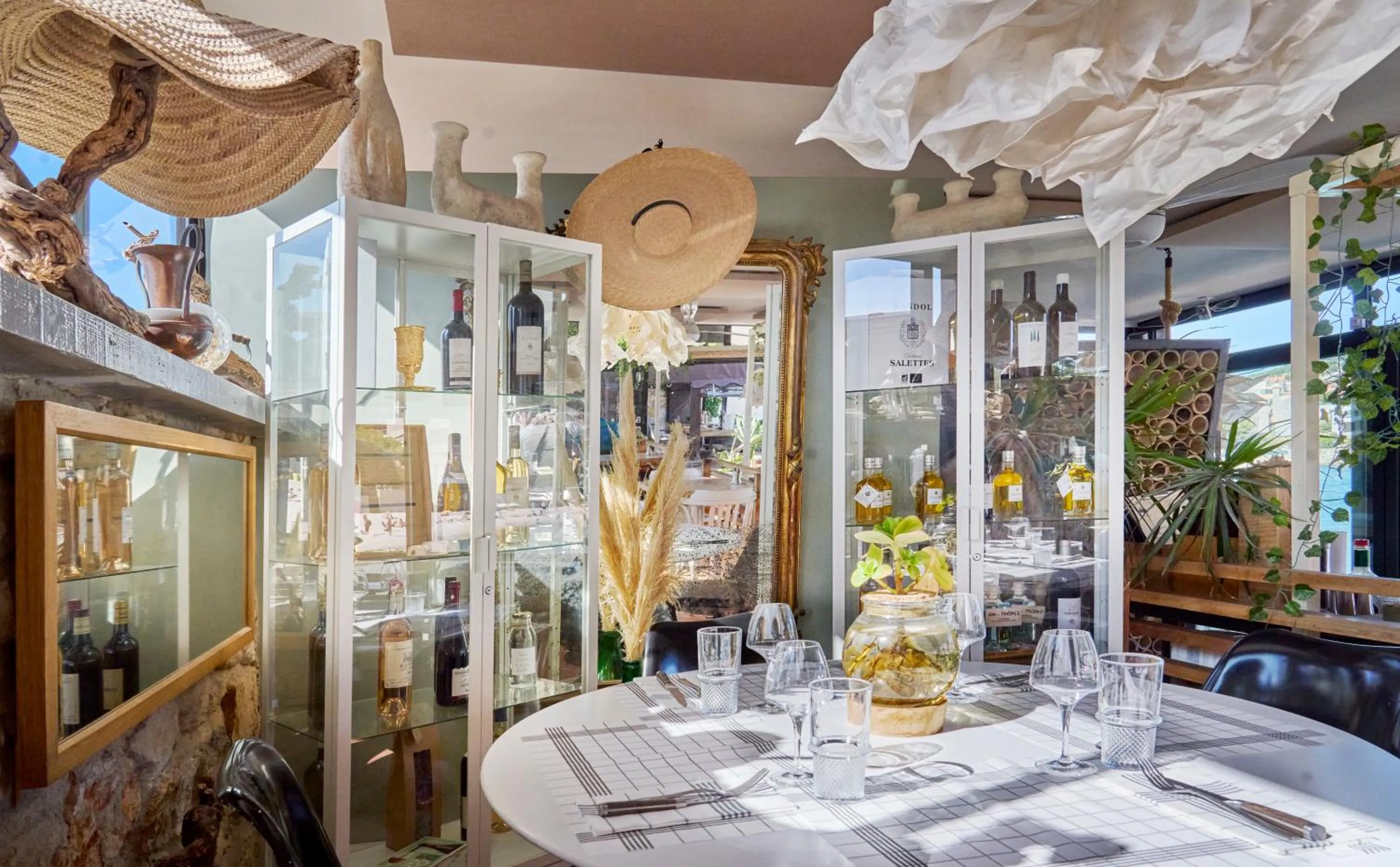 Restaurant/places to eat in Hotel Plein Large