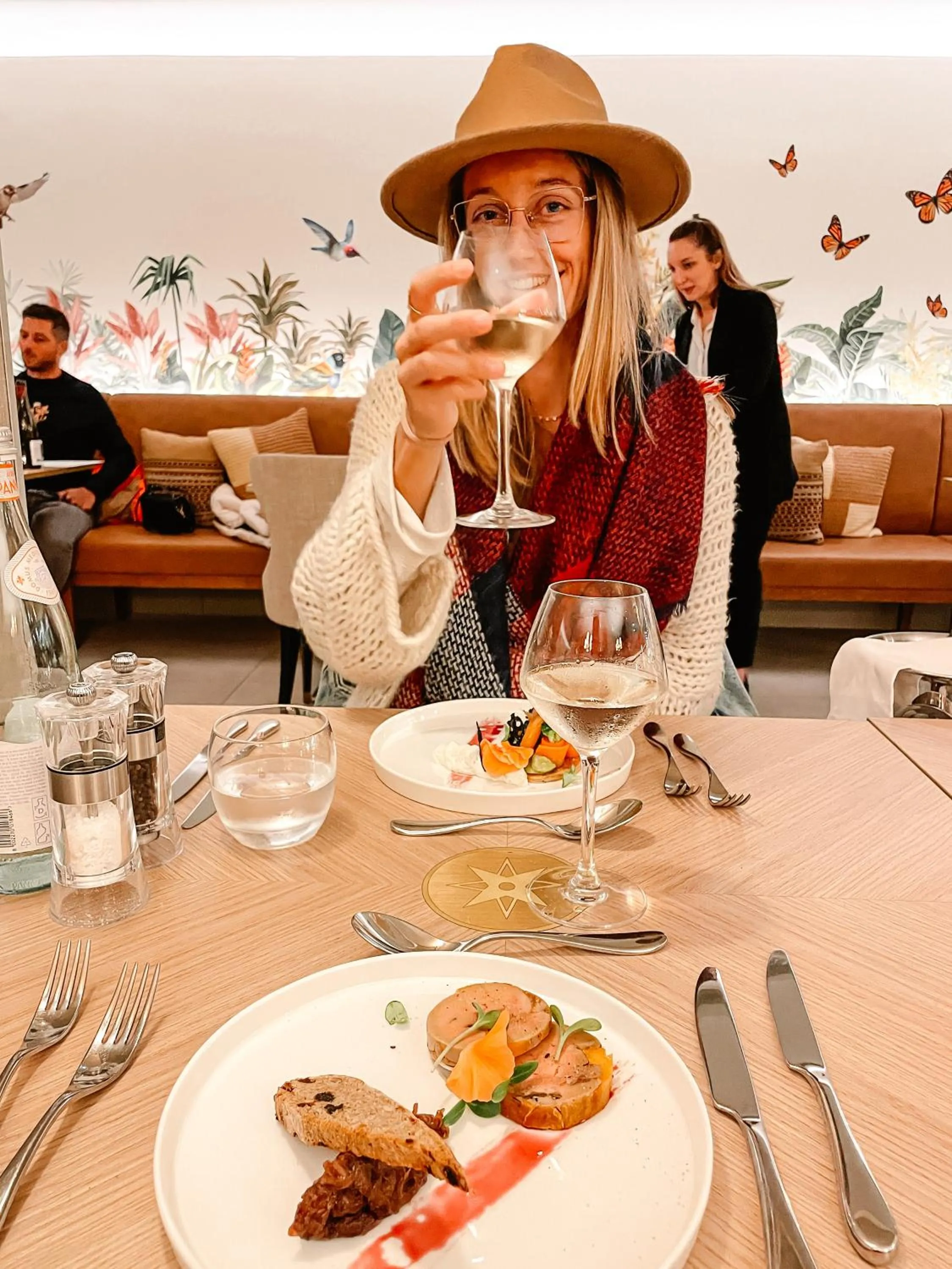 Restaurant/places to eat in Eden Rose Grand Hotel BW Premier Collection