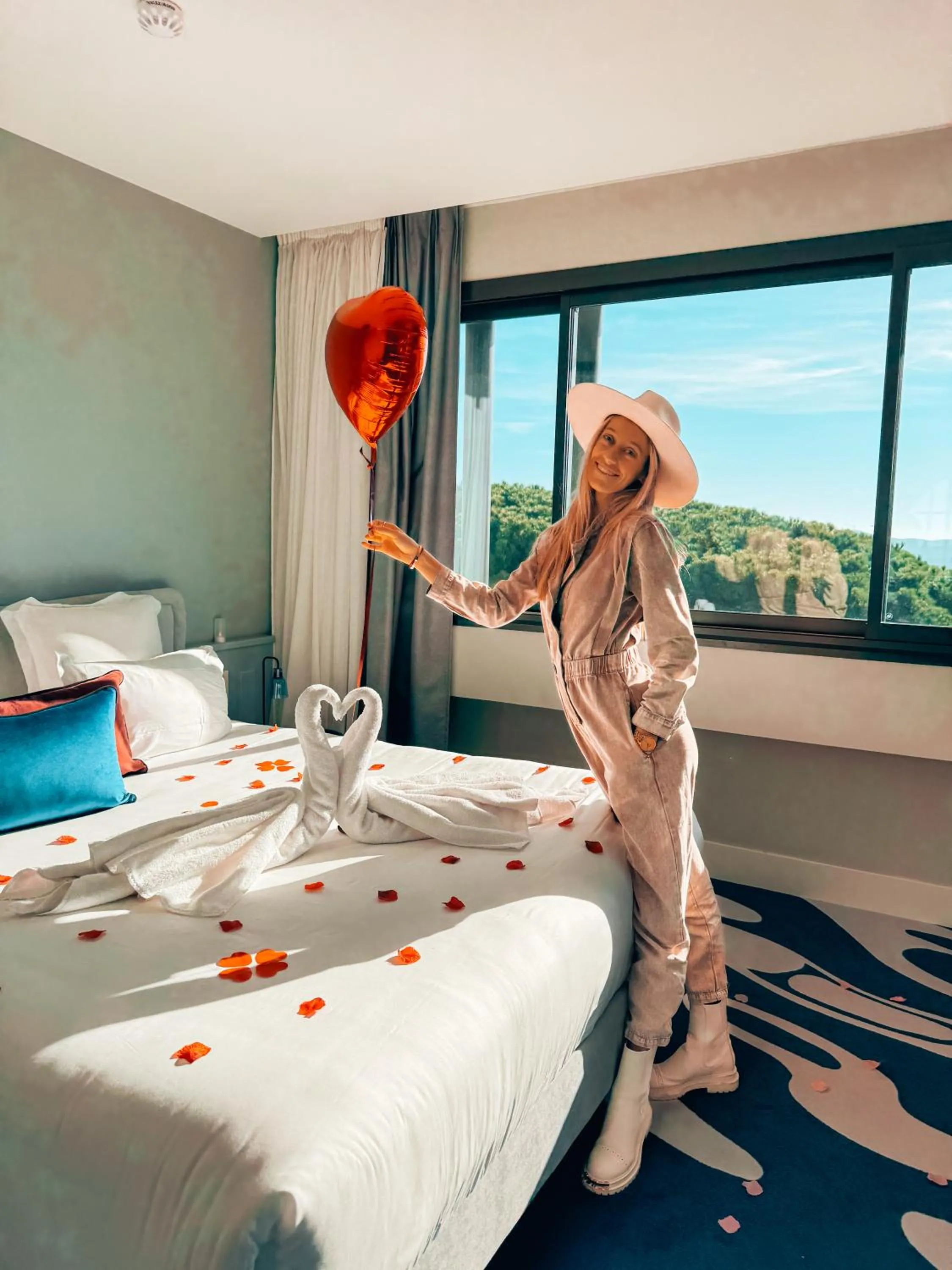 Bed in Eden Rose Grand Hotel BW Premier Collection