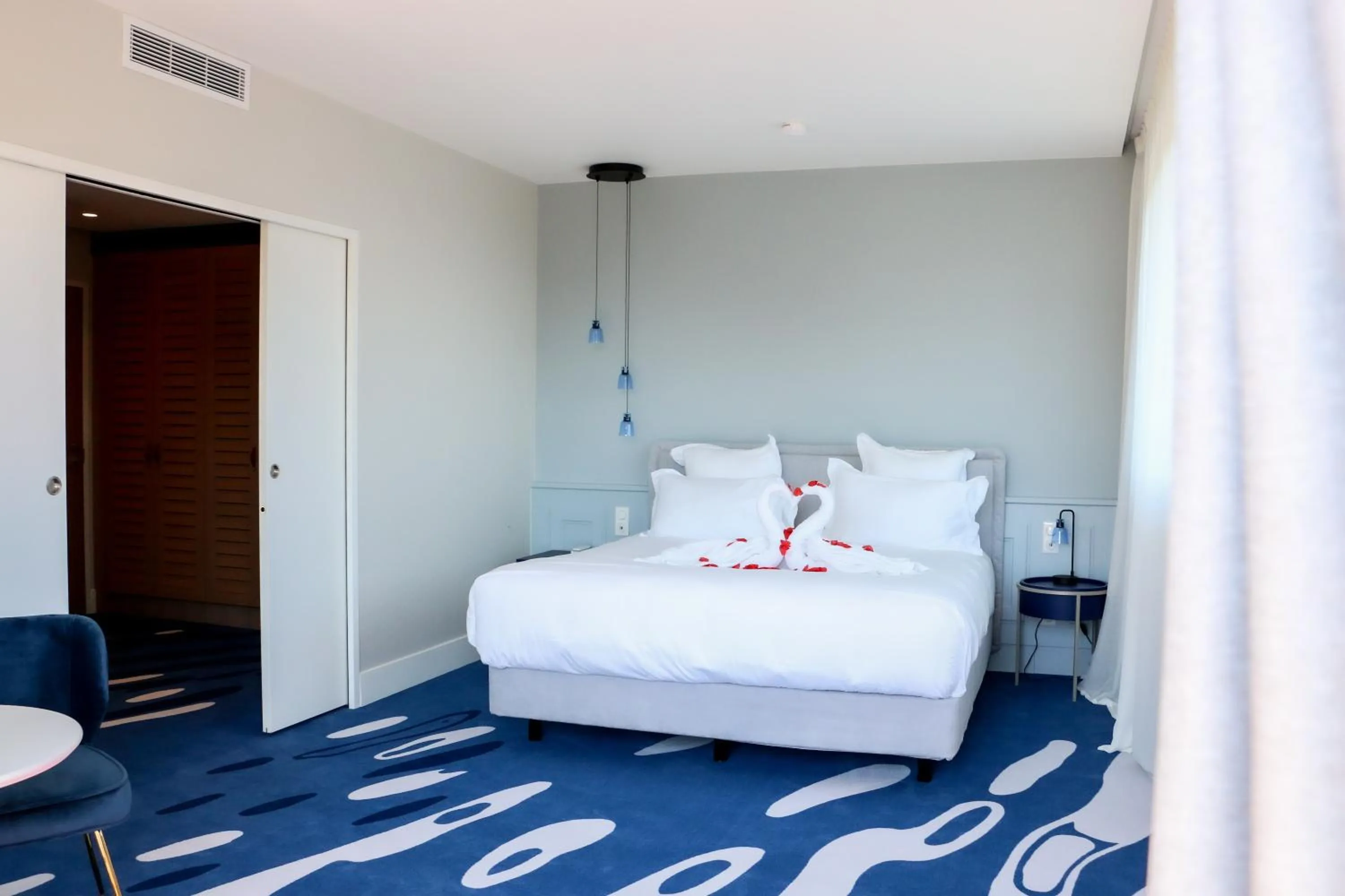 Bed in Eden Rose Grand Hotel BW Premier Collection