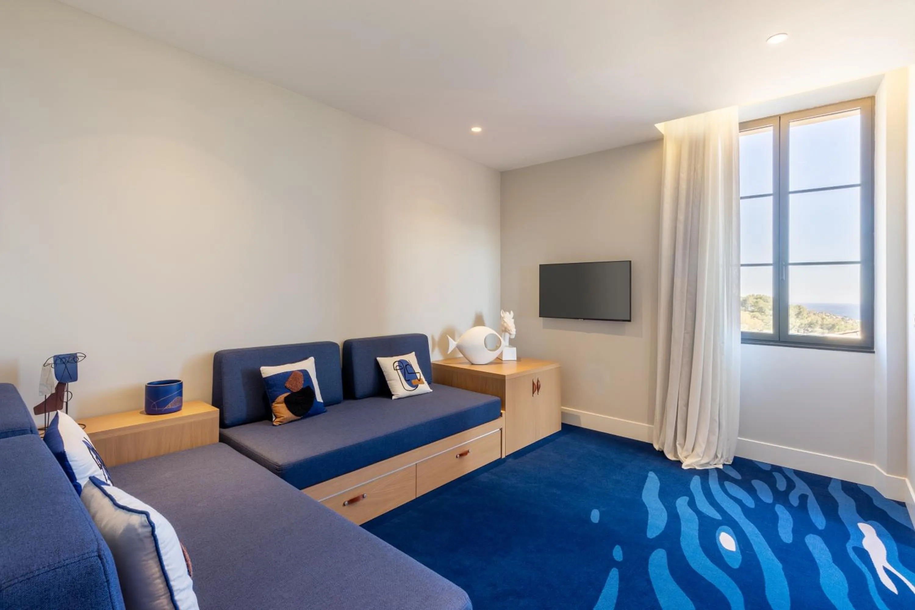 Bed in Eden Rose Grand Hotel BW Premier Collection