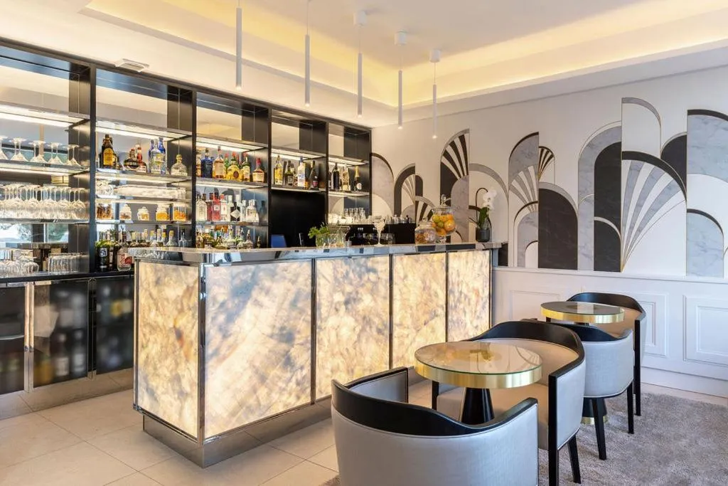 Lounge or bar in Eden Rose Grand Hotel BW Premier Collection