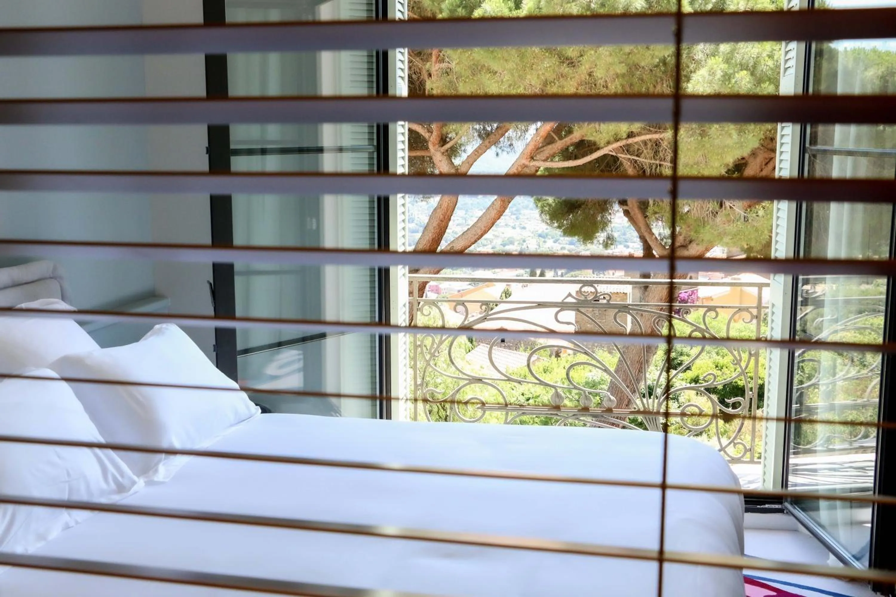 Bed in Eden Rose Grand Hotel BW Premier Collection