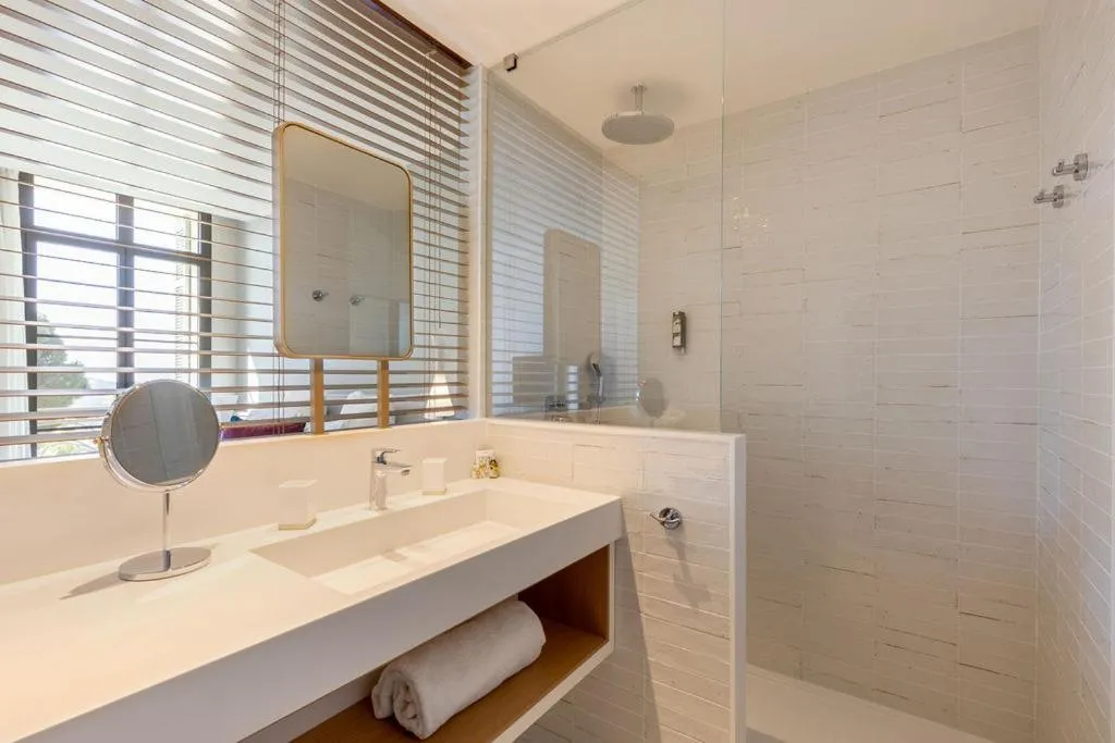 Shower in Eden Rose Grand Hotel BW Premier Collection