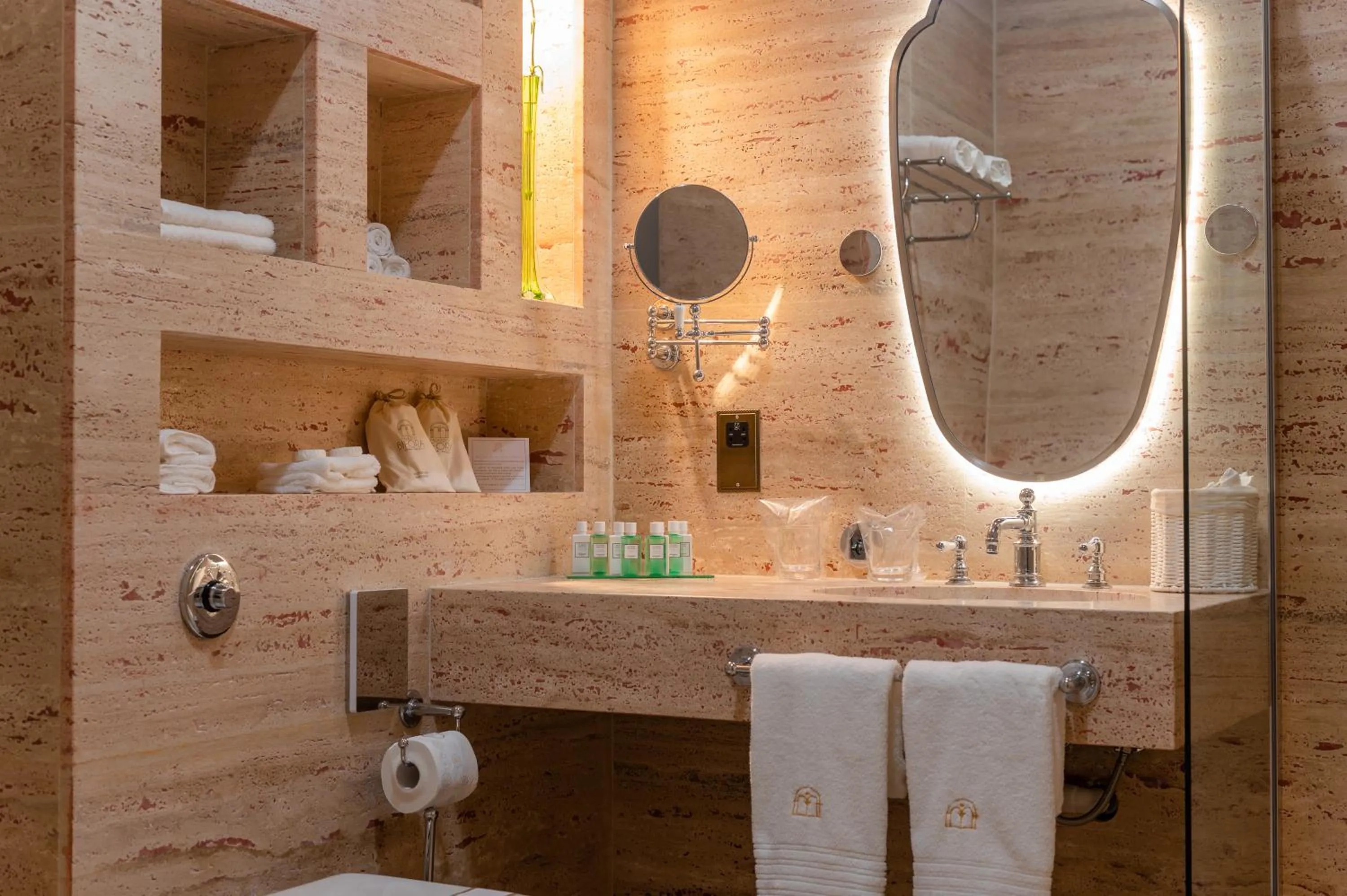 Shower in Palazzo Bifora