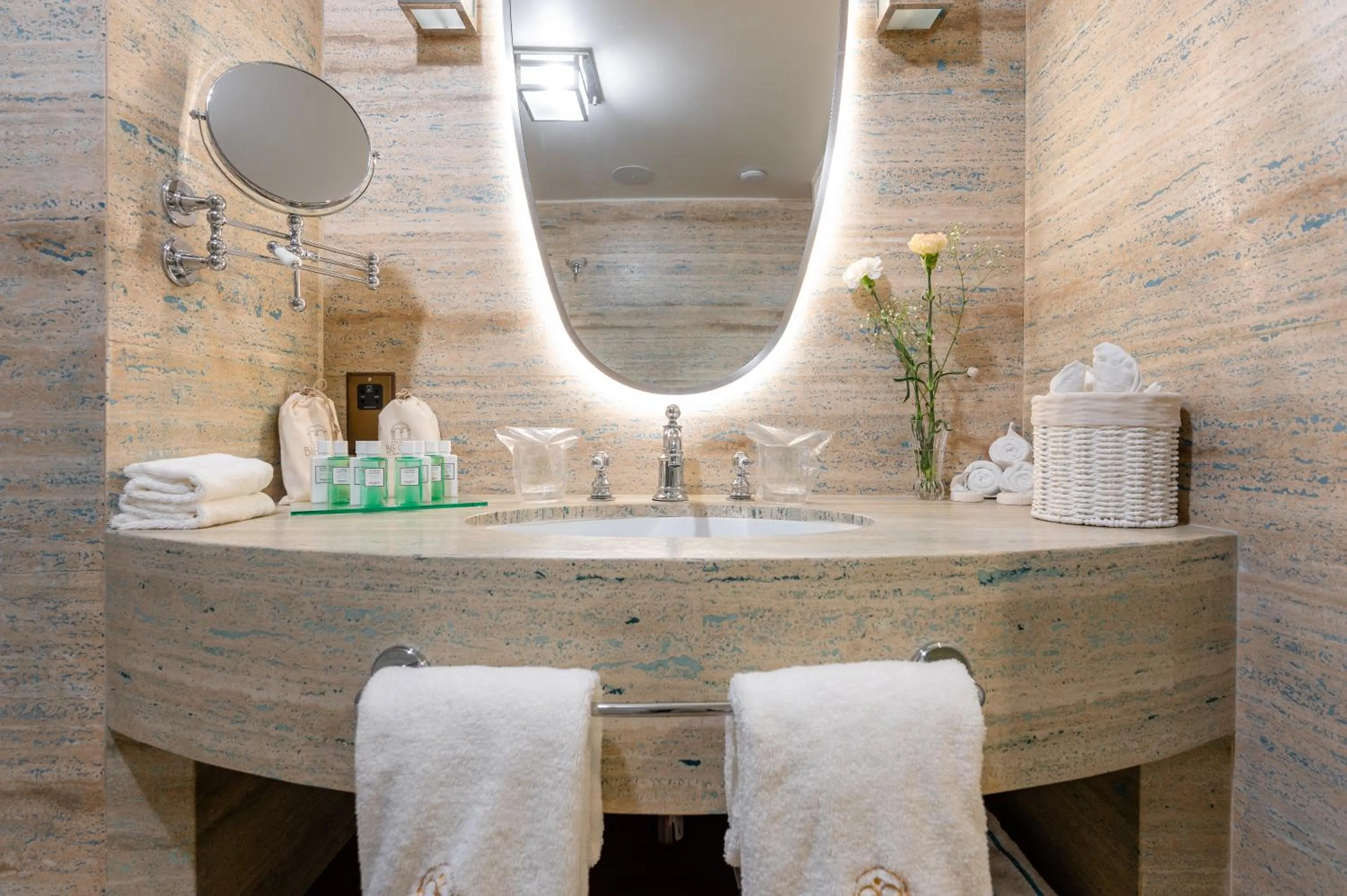 Shower in Palazzo Bifora