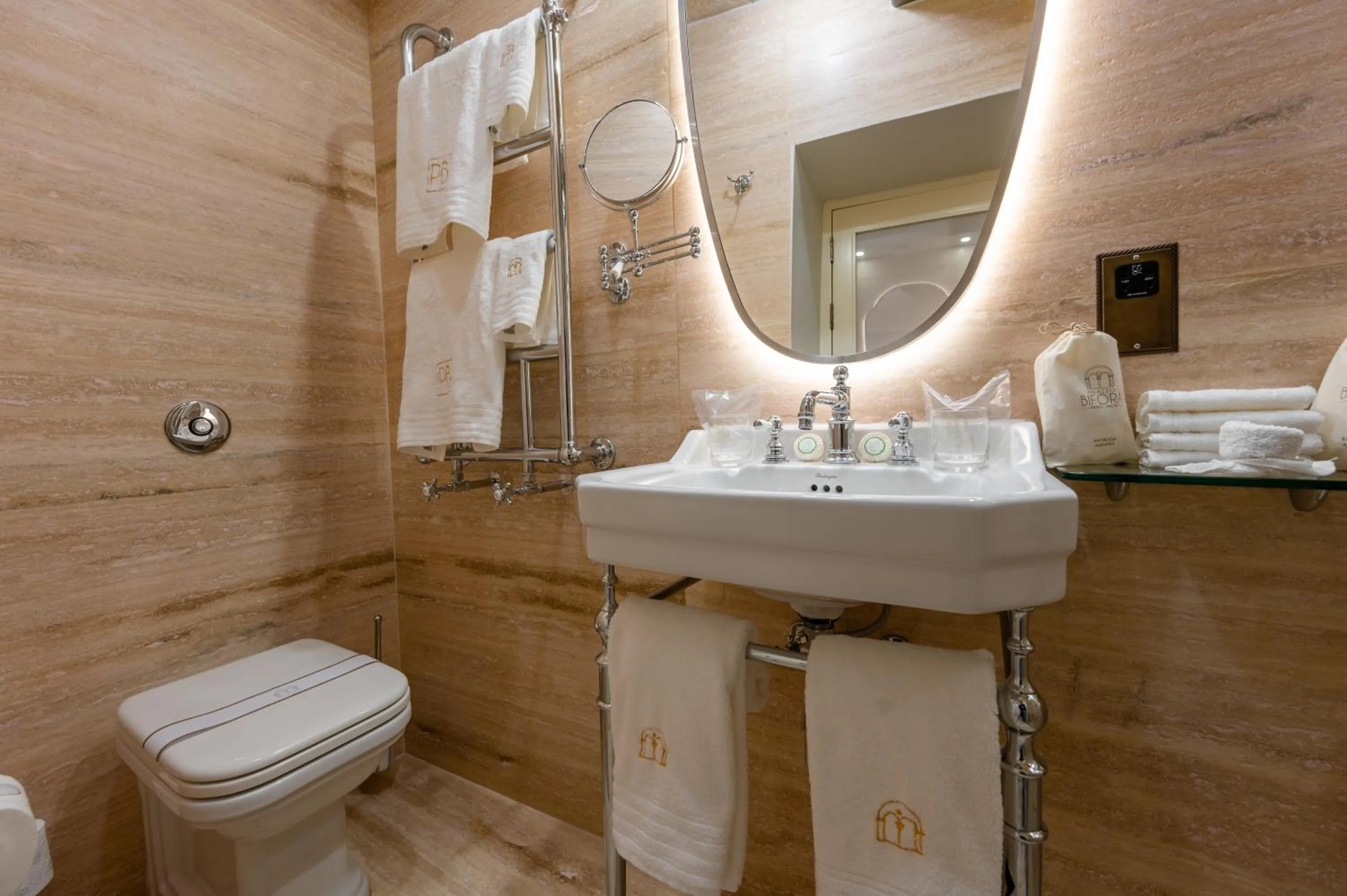 Toilet in Palazzo Bifora