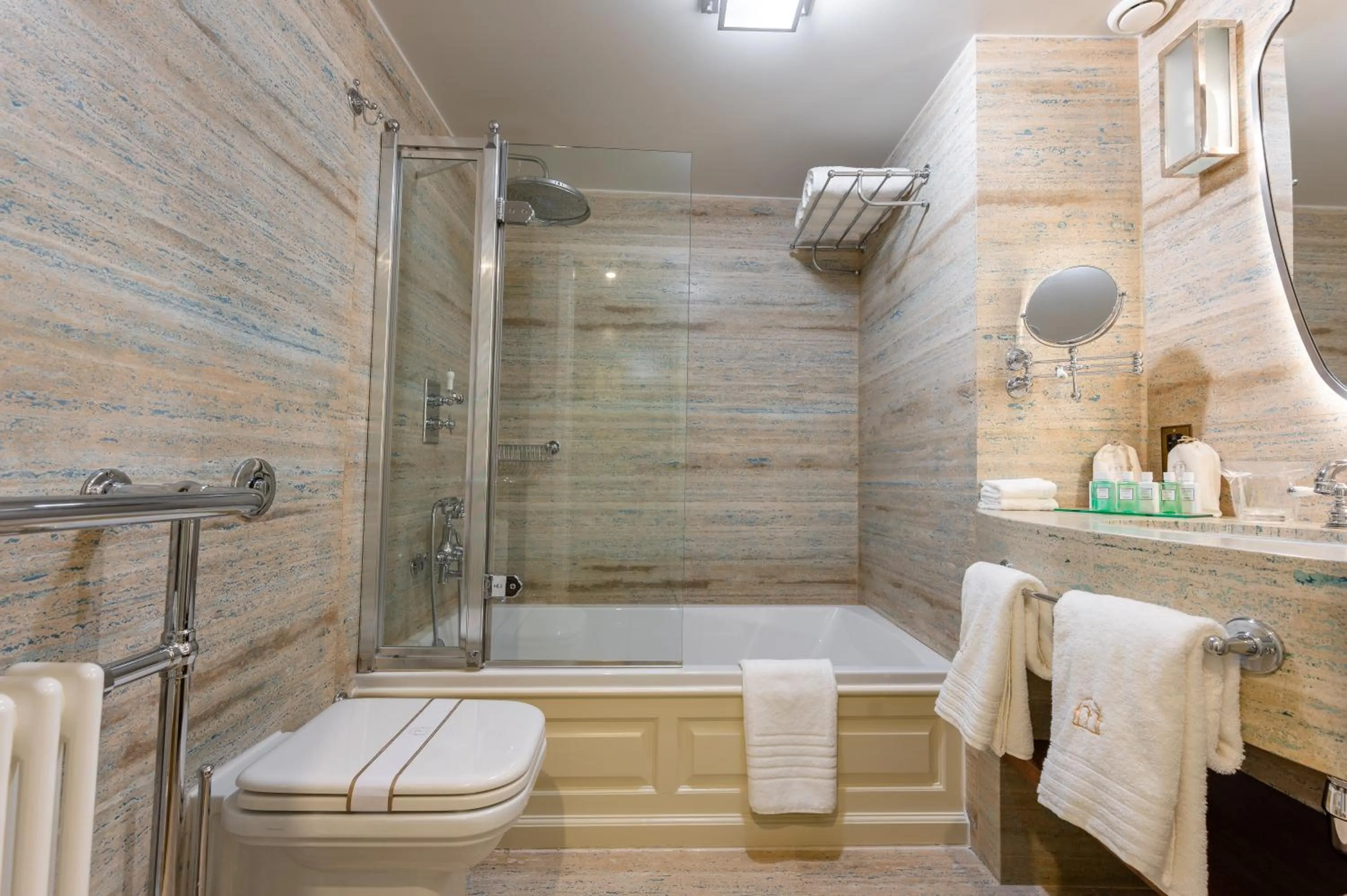 Shower in Palazzo Bifora