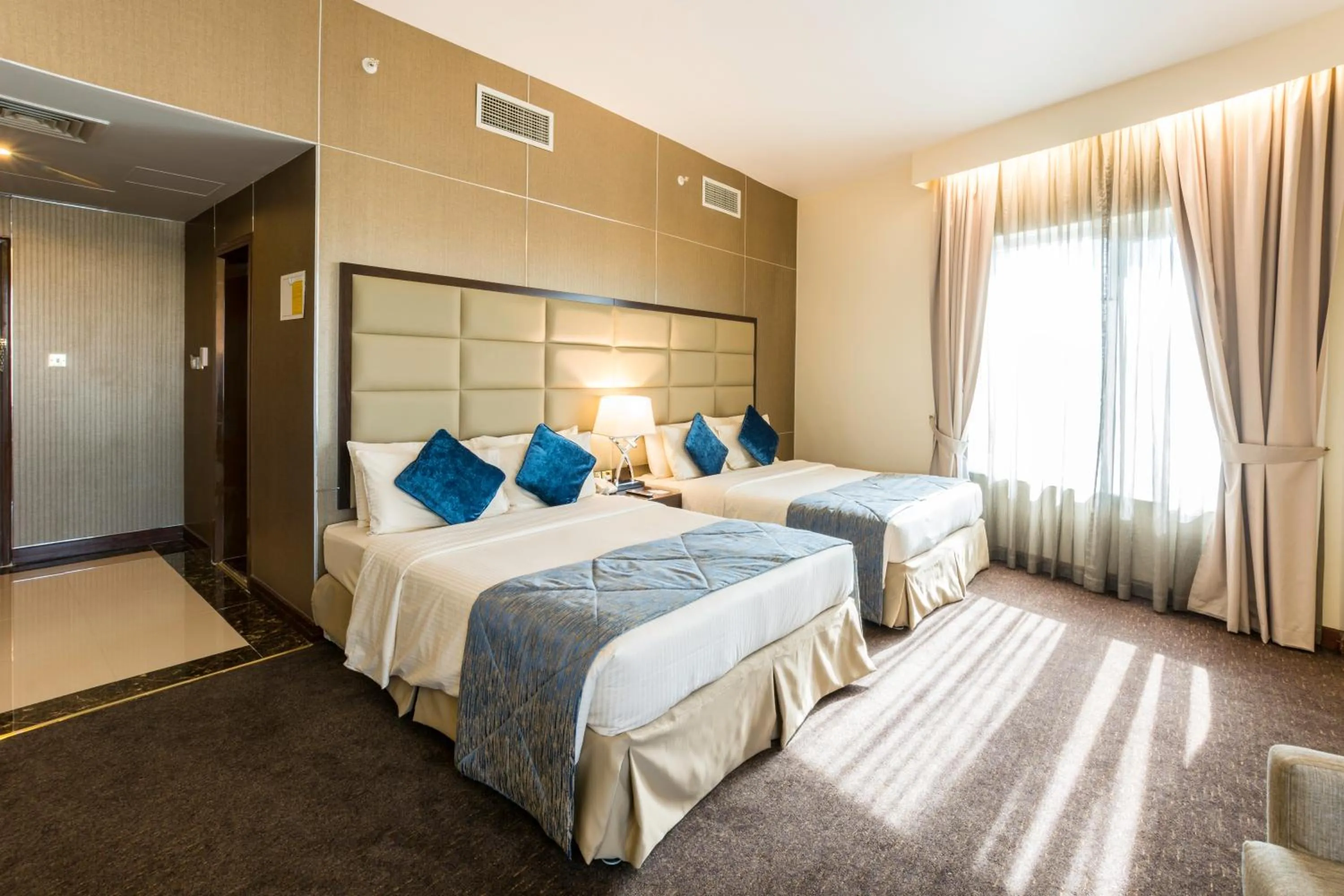 Junior Suite with Two Queen Beds - Smoking in Howard Johnson Bur Dubai
