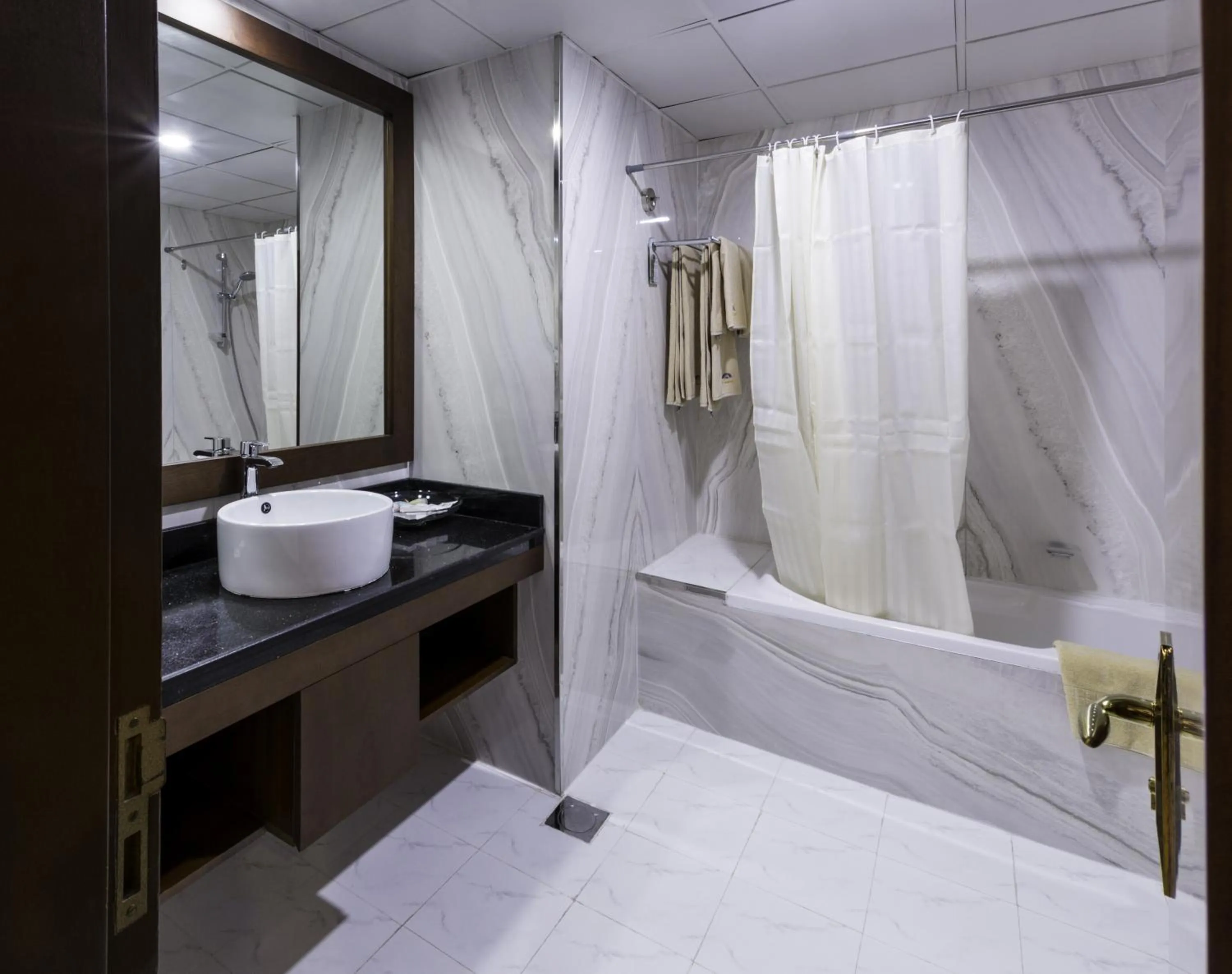 King Suite - Smoking in Howard Johnson Bur Dubai