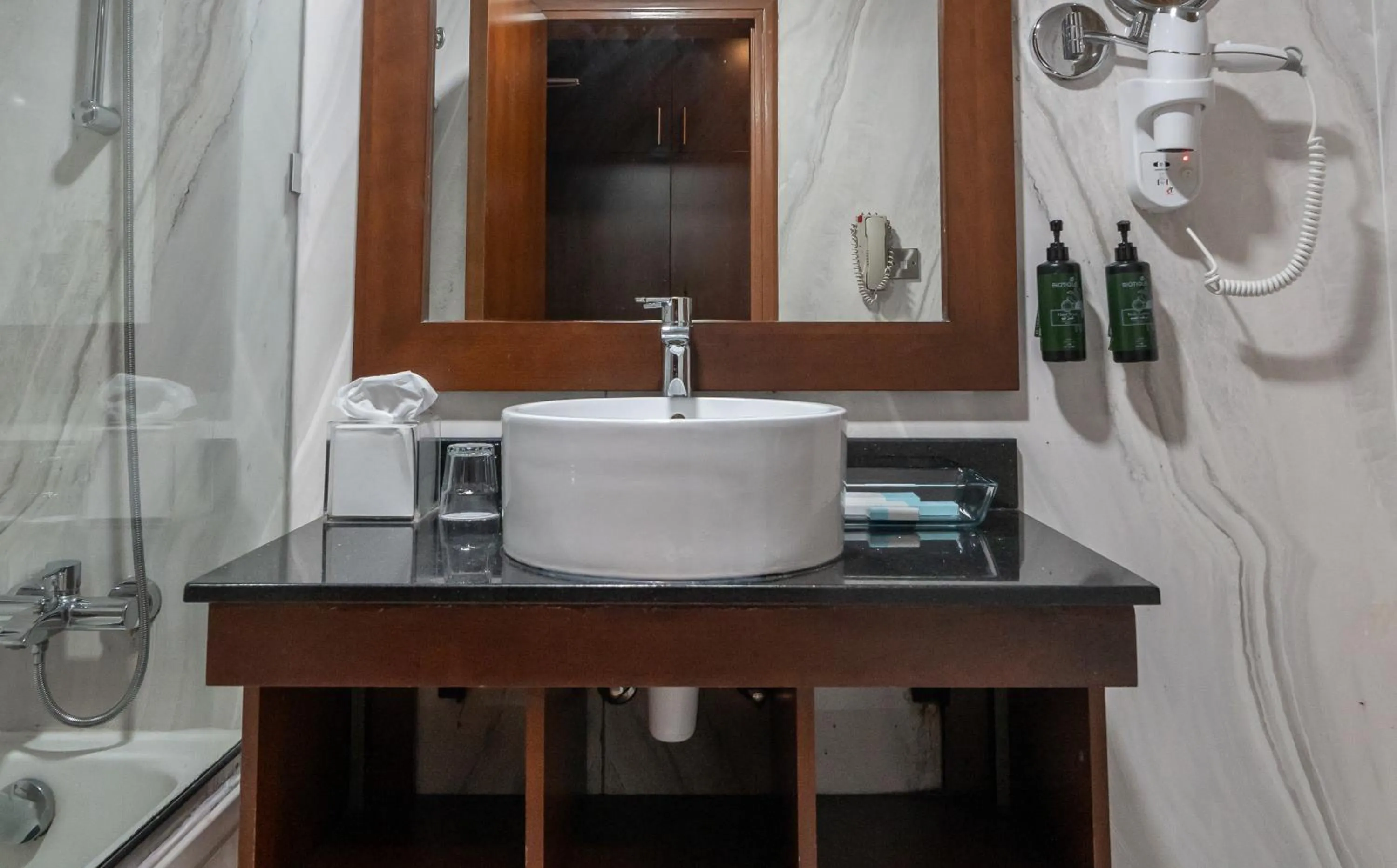 Bathroom in Howard Johnson Bur Dubai