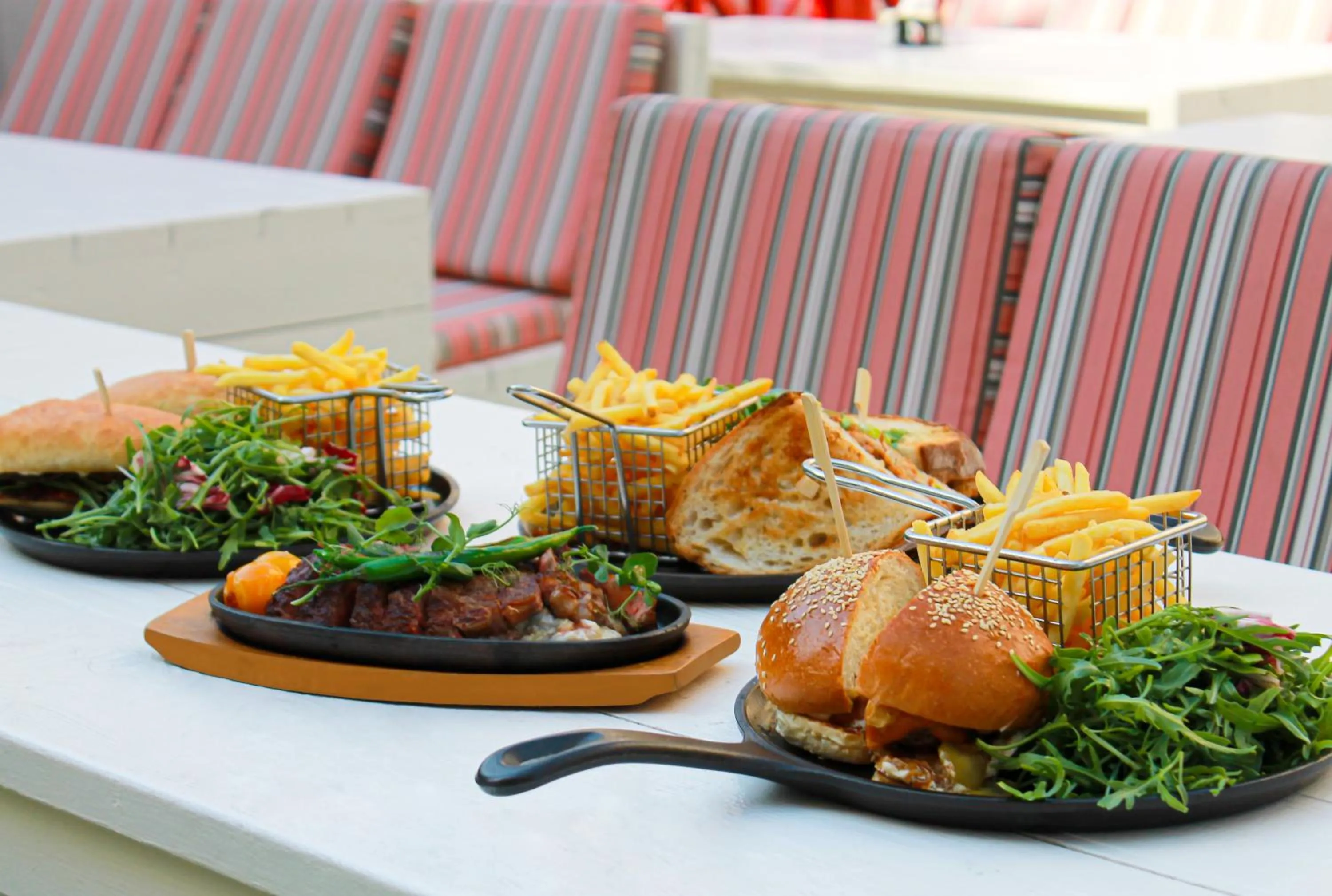 Food and drinks in Swissôtel Al Murooj Dubai