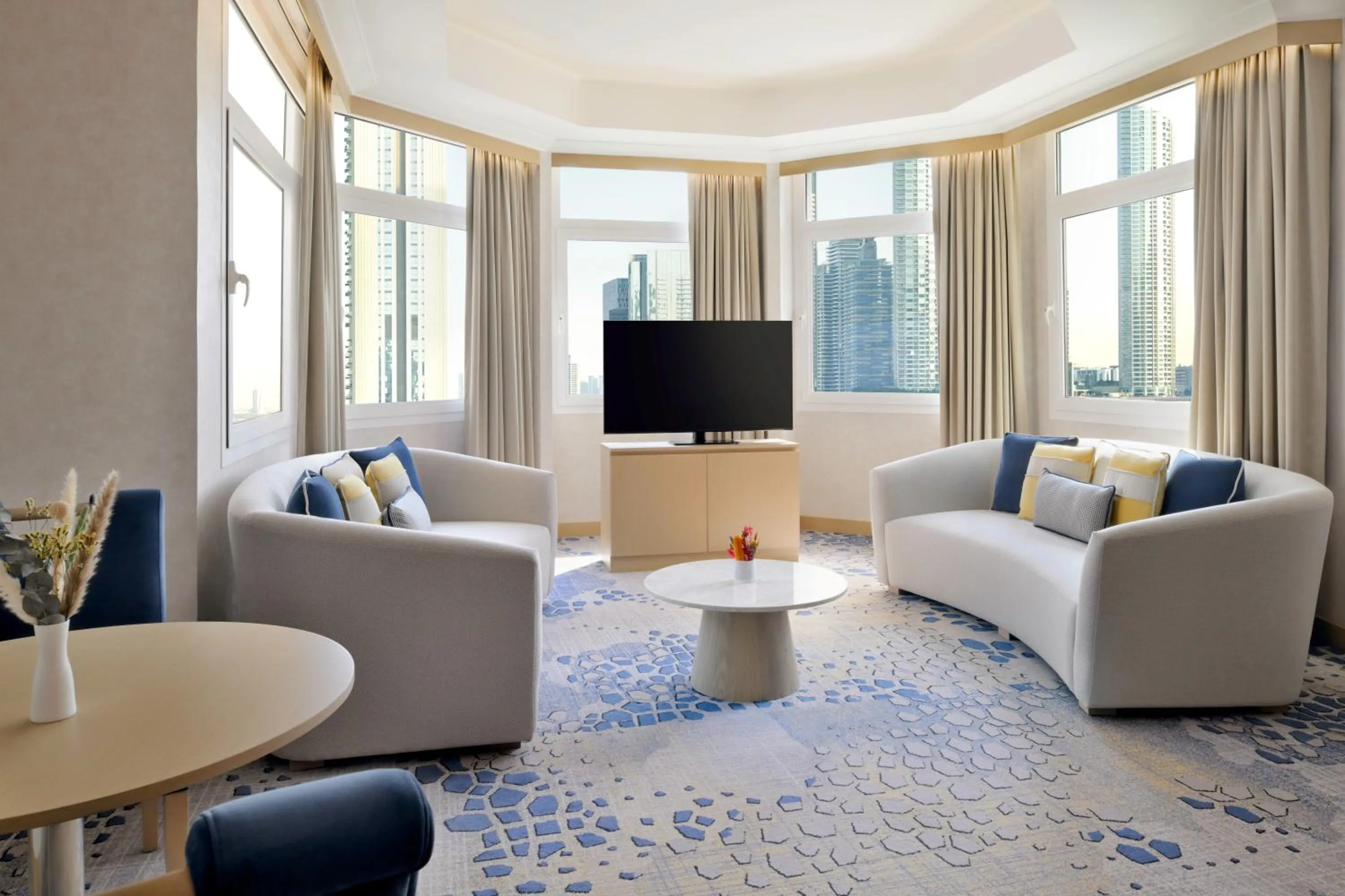 Living room in Swissôtel Al Murooj Dubai