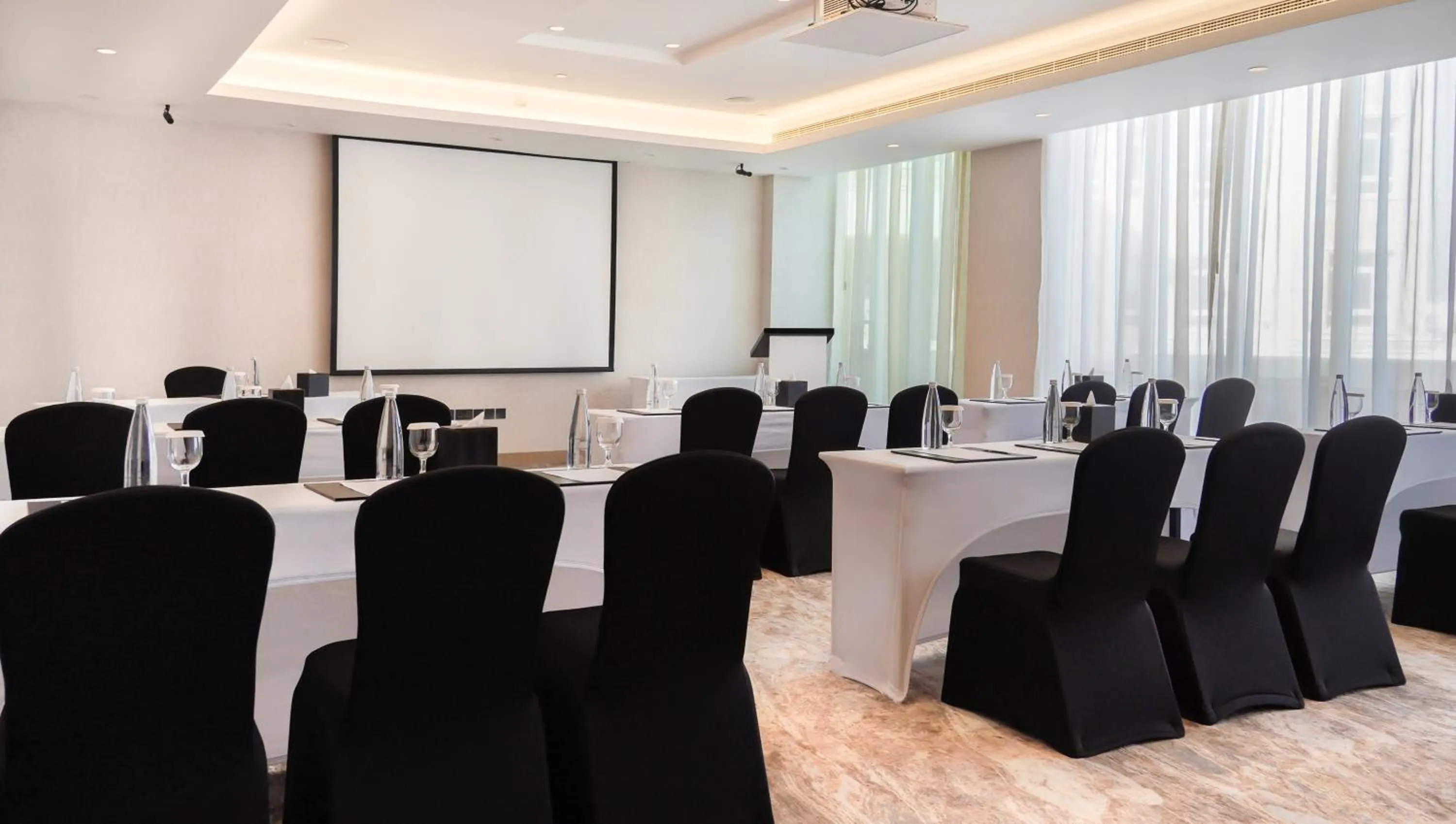 Meeting/conference room in Swissôtel Al Murooj Dubai