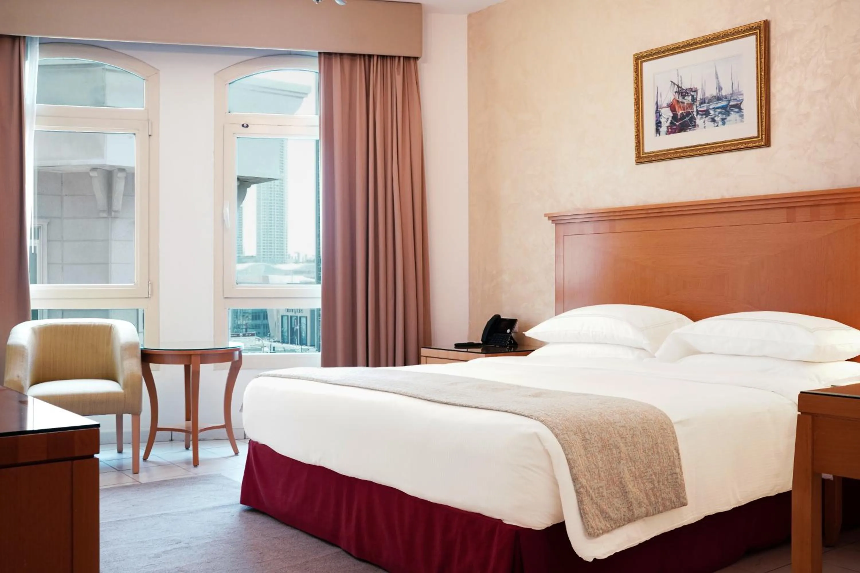 Bedroom, Bed in Swissôtel Al Murooj Dubai