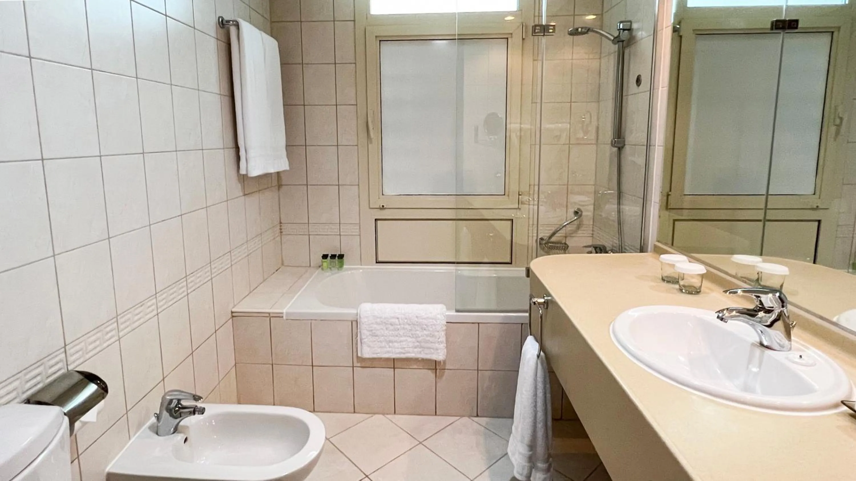 Shower in Swissôtel Al Murooj Dubai