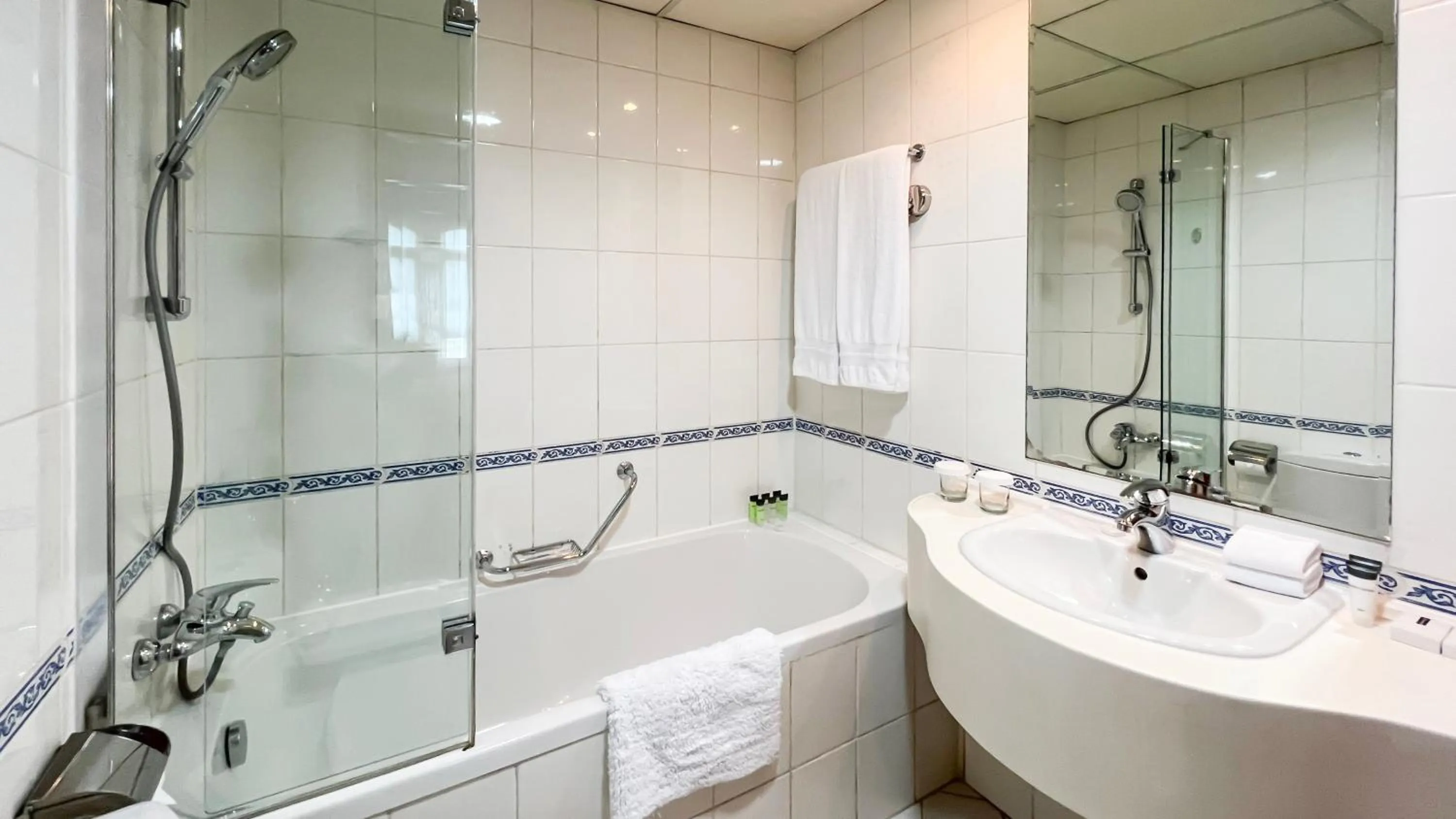 Shower in Swissôtel Al Murooj Dubai