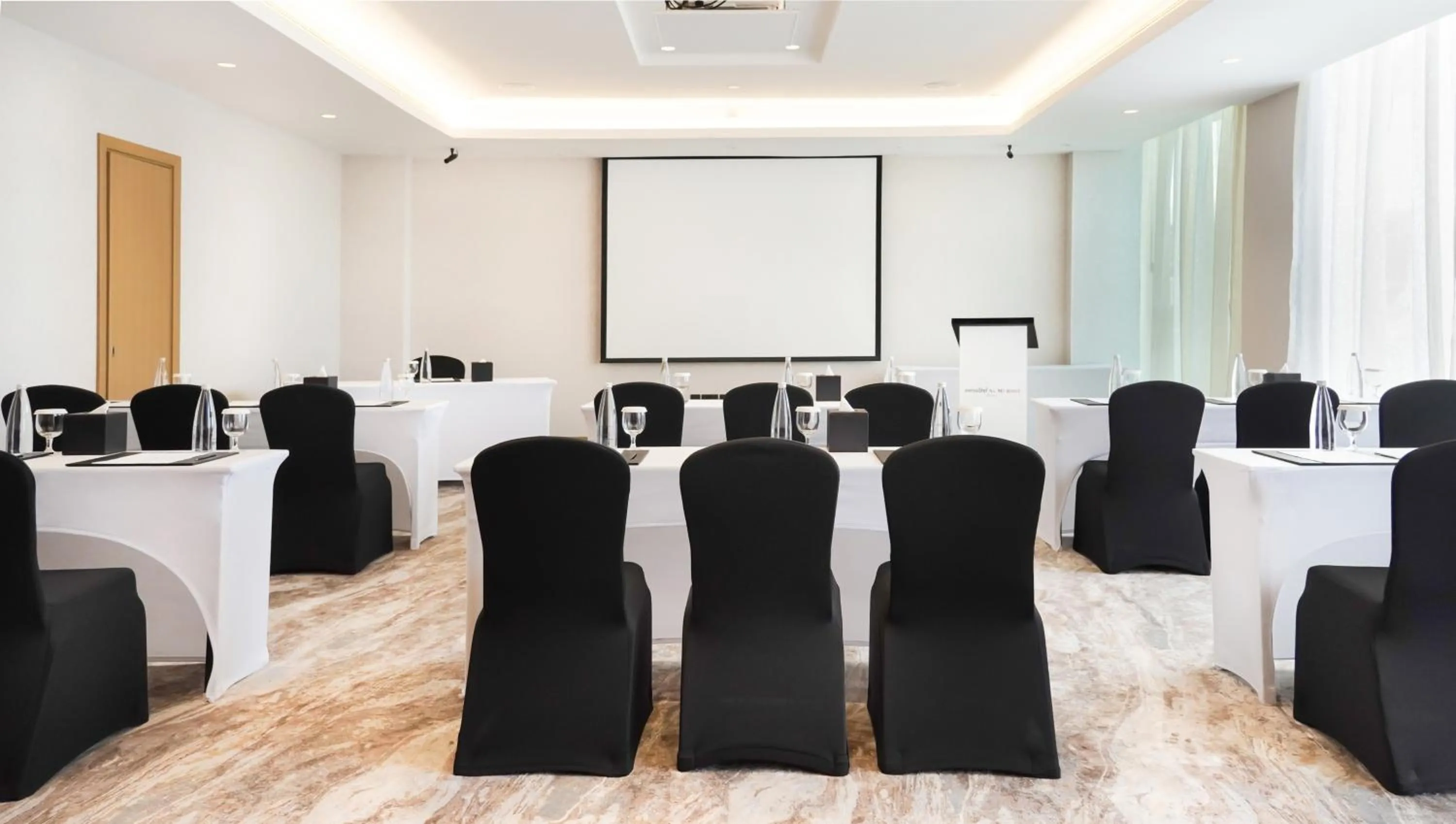Meeting/conference room in Swissôtel Al Murooj Dubai