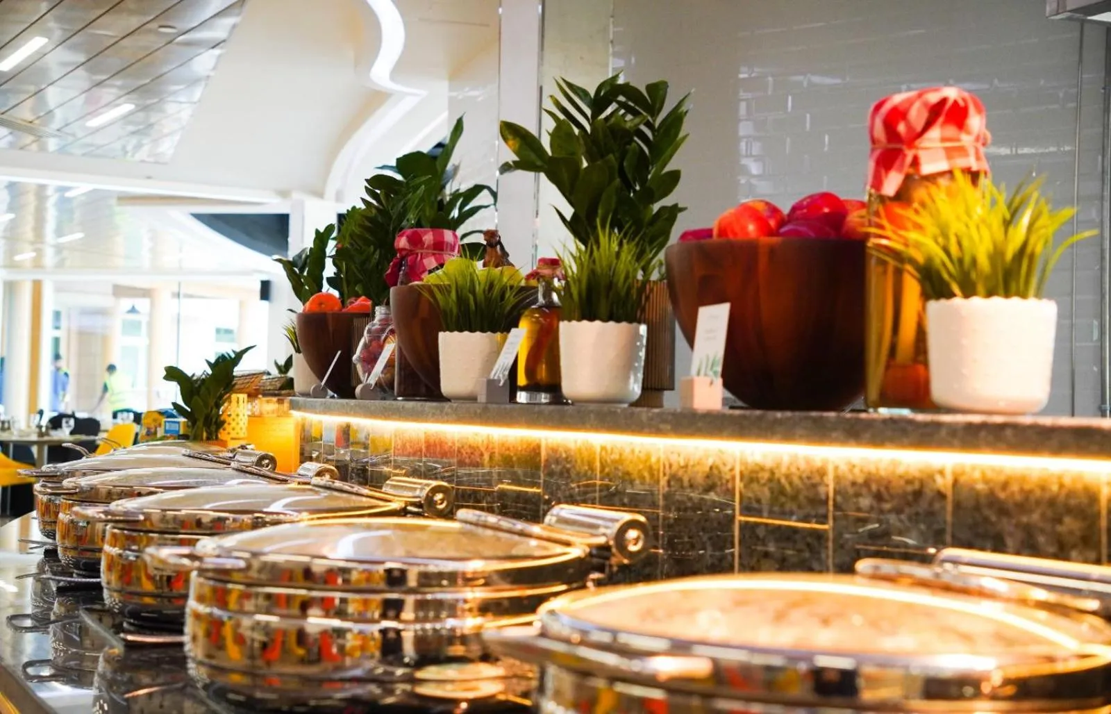 Food and drinks in Swissôtel Al Murooj Dubai