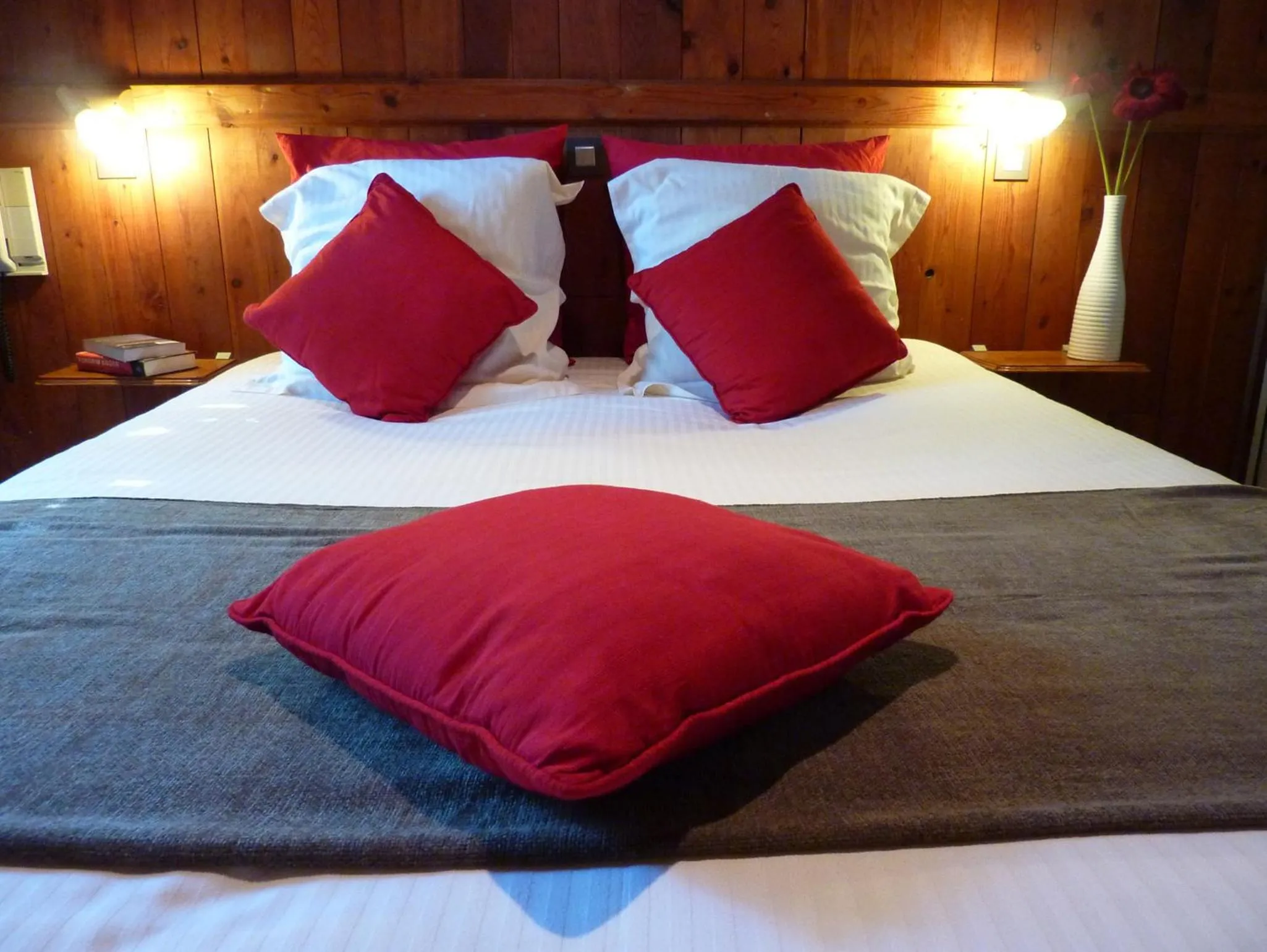 Bedroom, Bed in Hotel Auberge Edelweiss