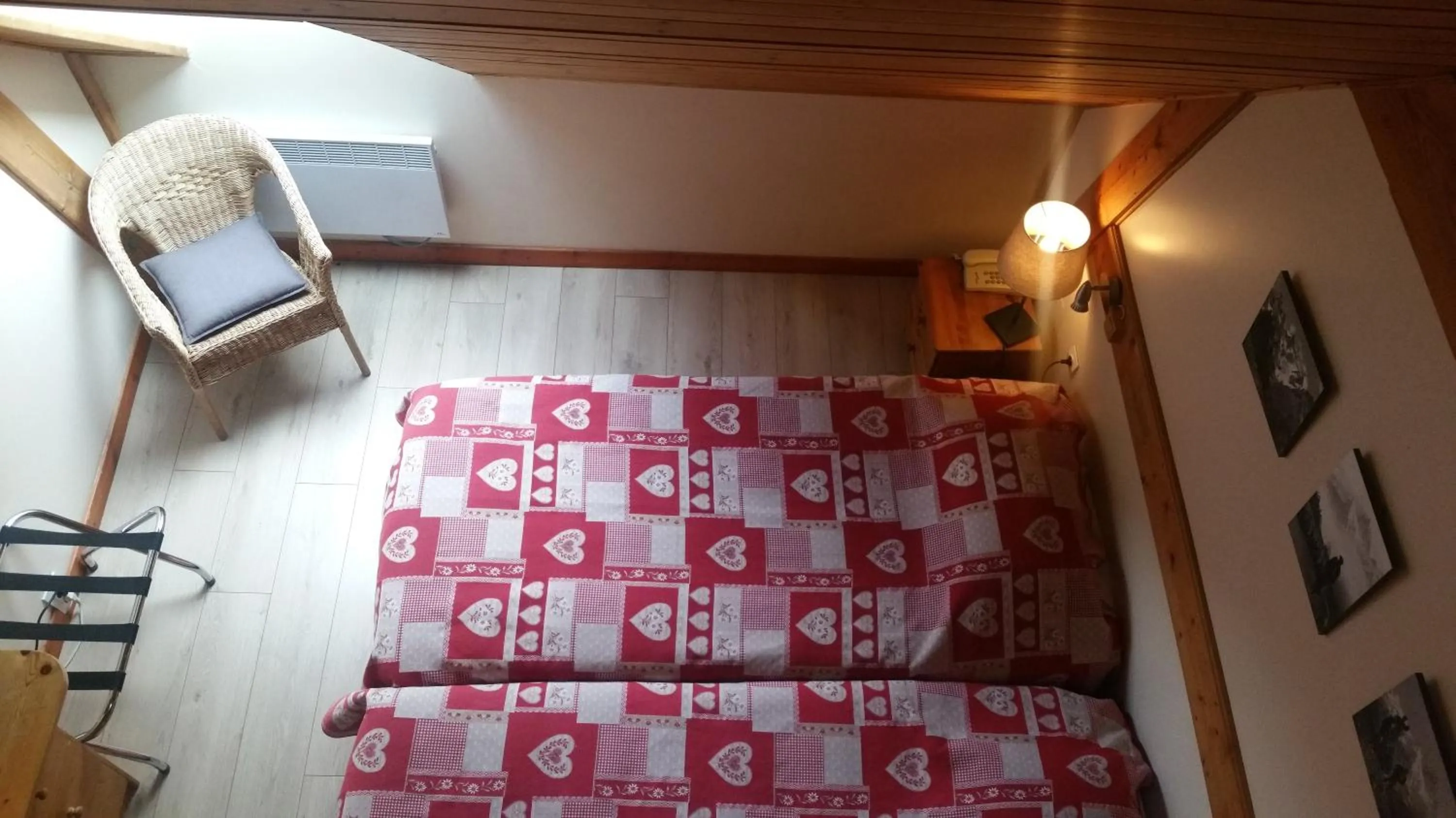 Bedroom, Bed in Hotel Auberge Edelweiss