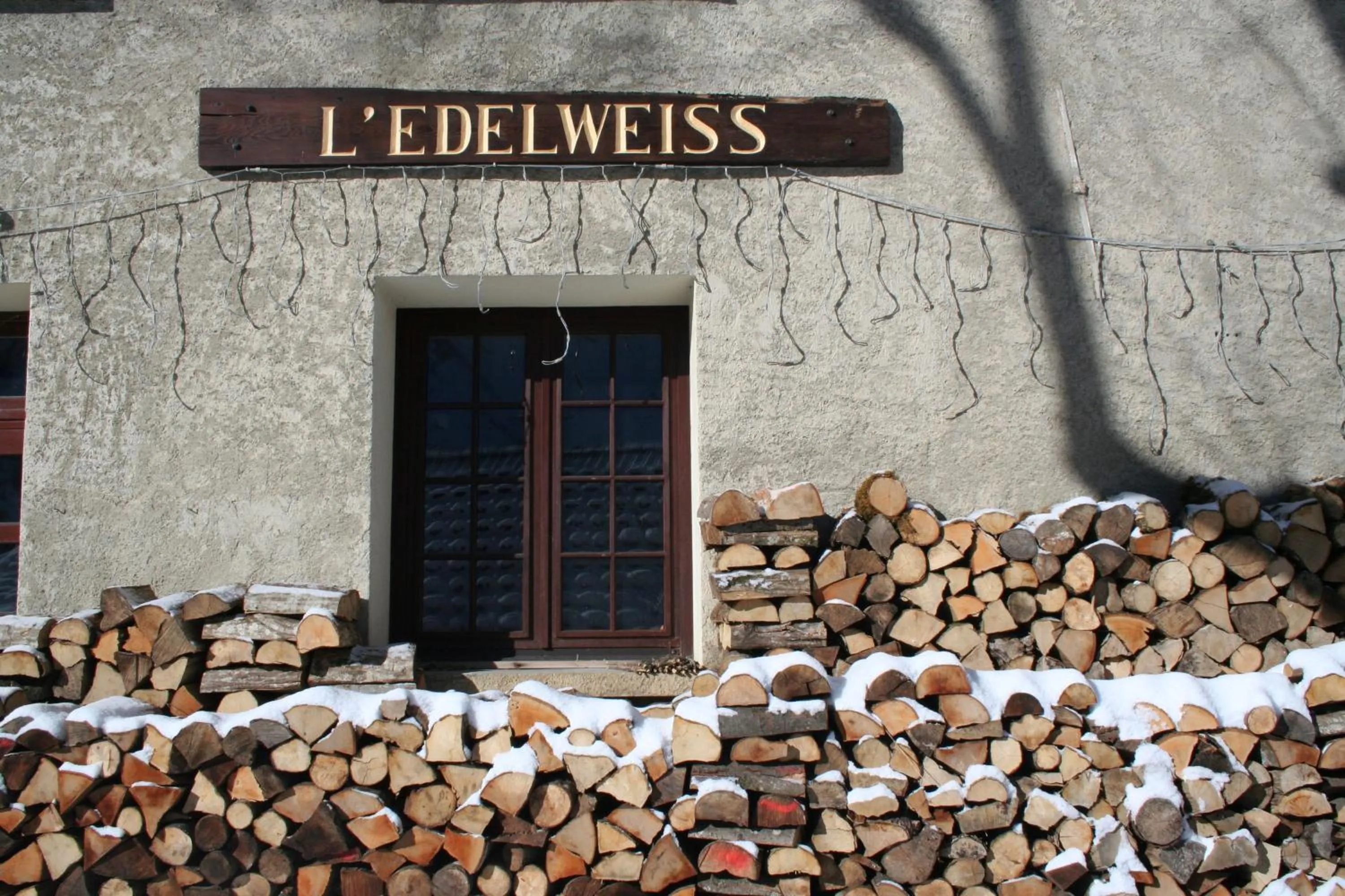 Facade/entrance in Hotel Auberge Edelweiss