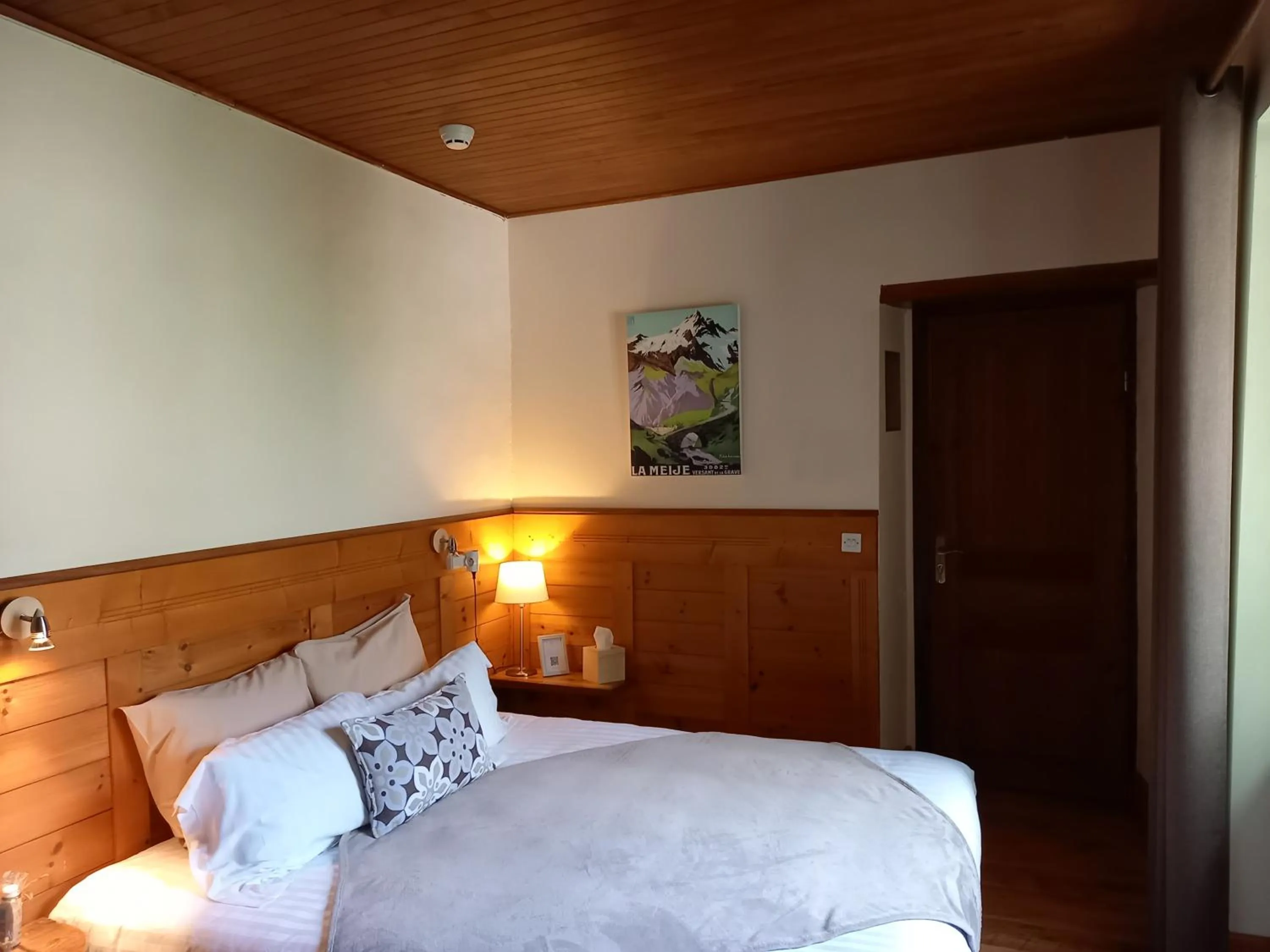 Bed in Hotel Auberge Edelweiss