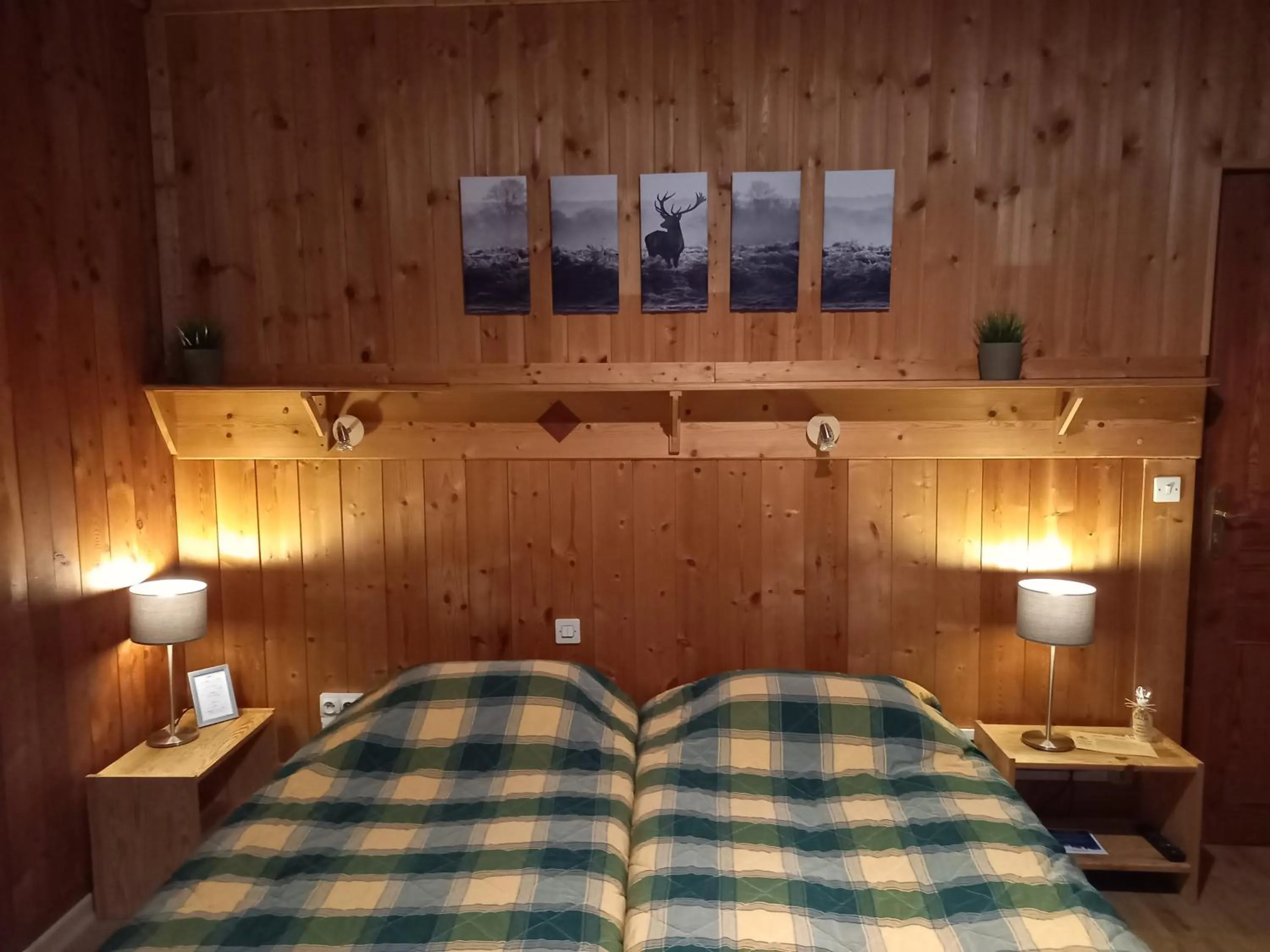 Bedroom, Bed in Hotel Auberge Edelweiss