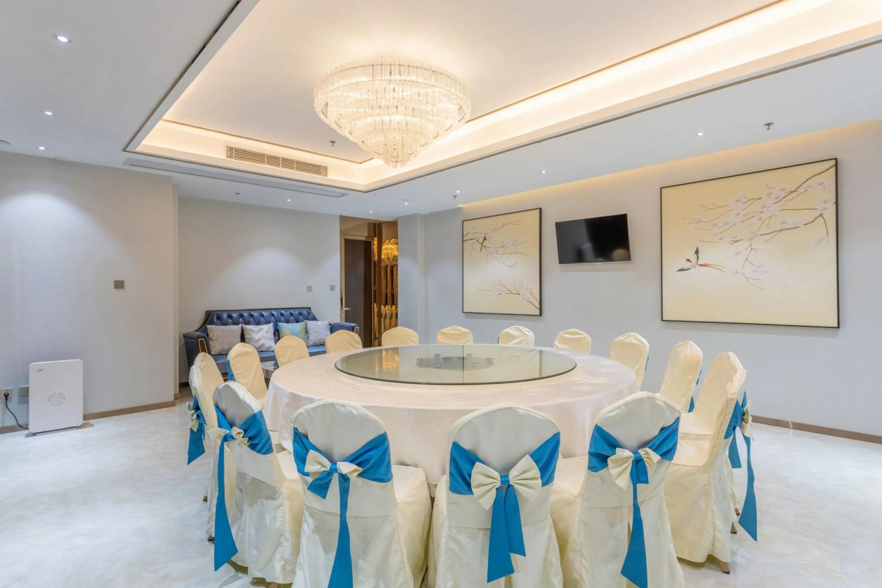 Restaurant/places to eat in Dingshang Apartment Hotel