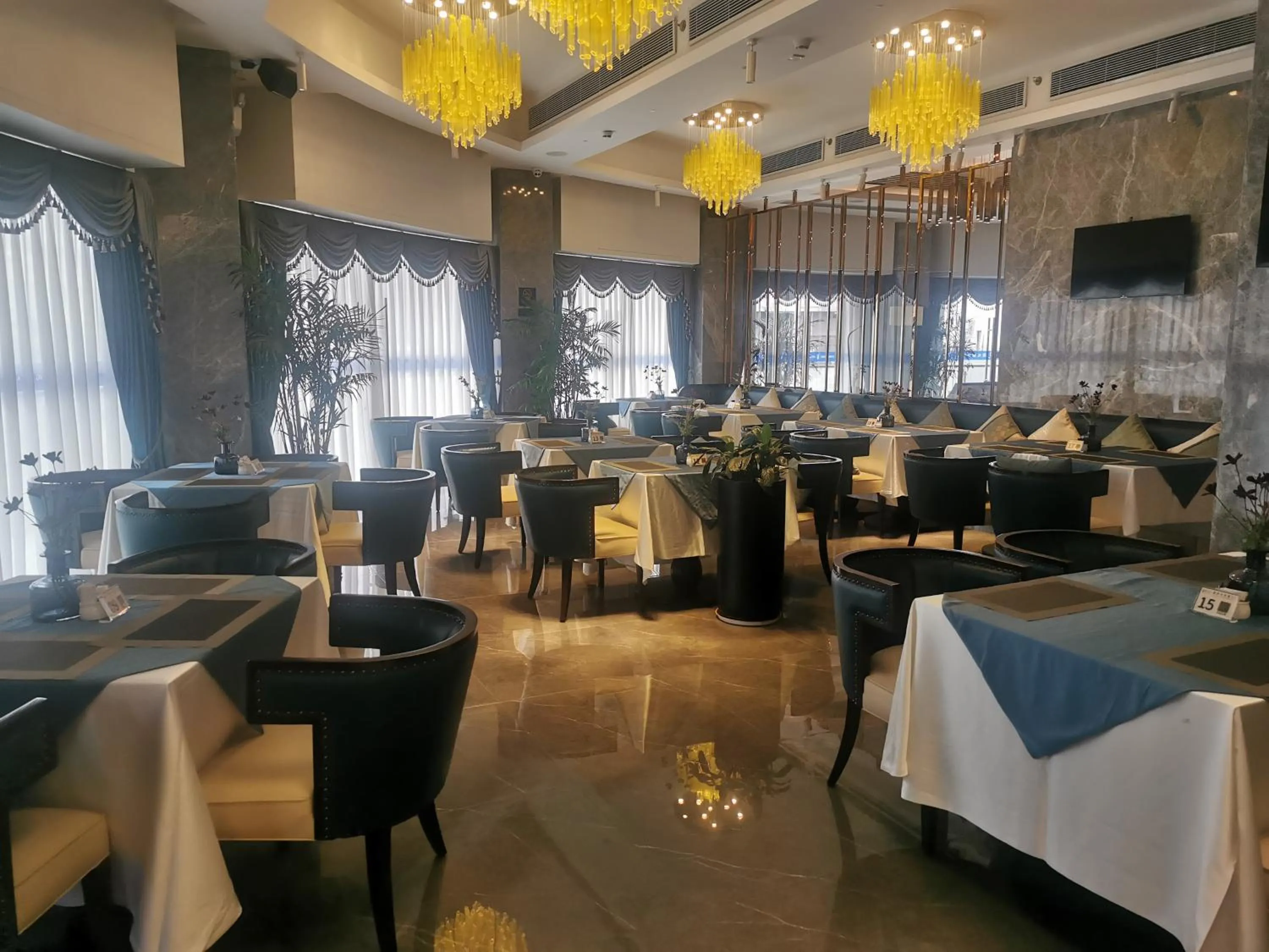 Restaurant/places to eat in Dingshang Apartment Hotel