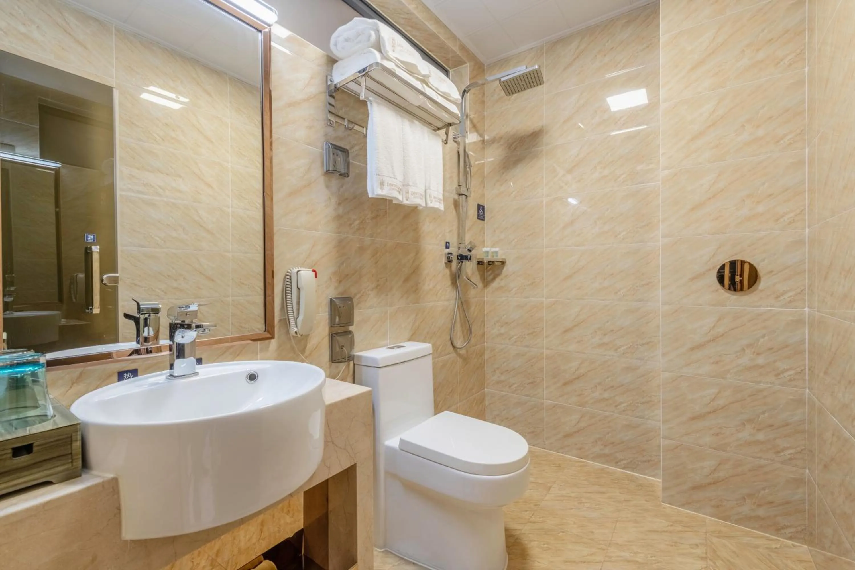 Shower in Dingshang Apartment Hotel