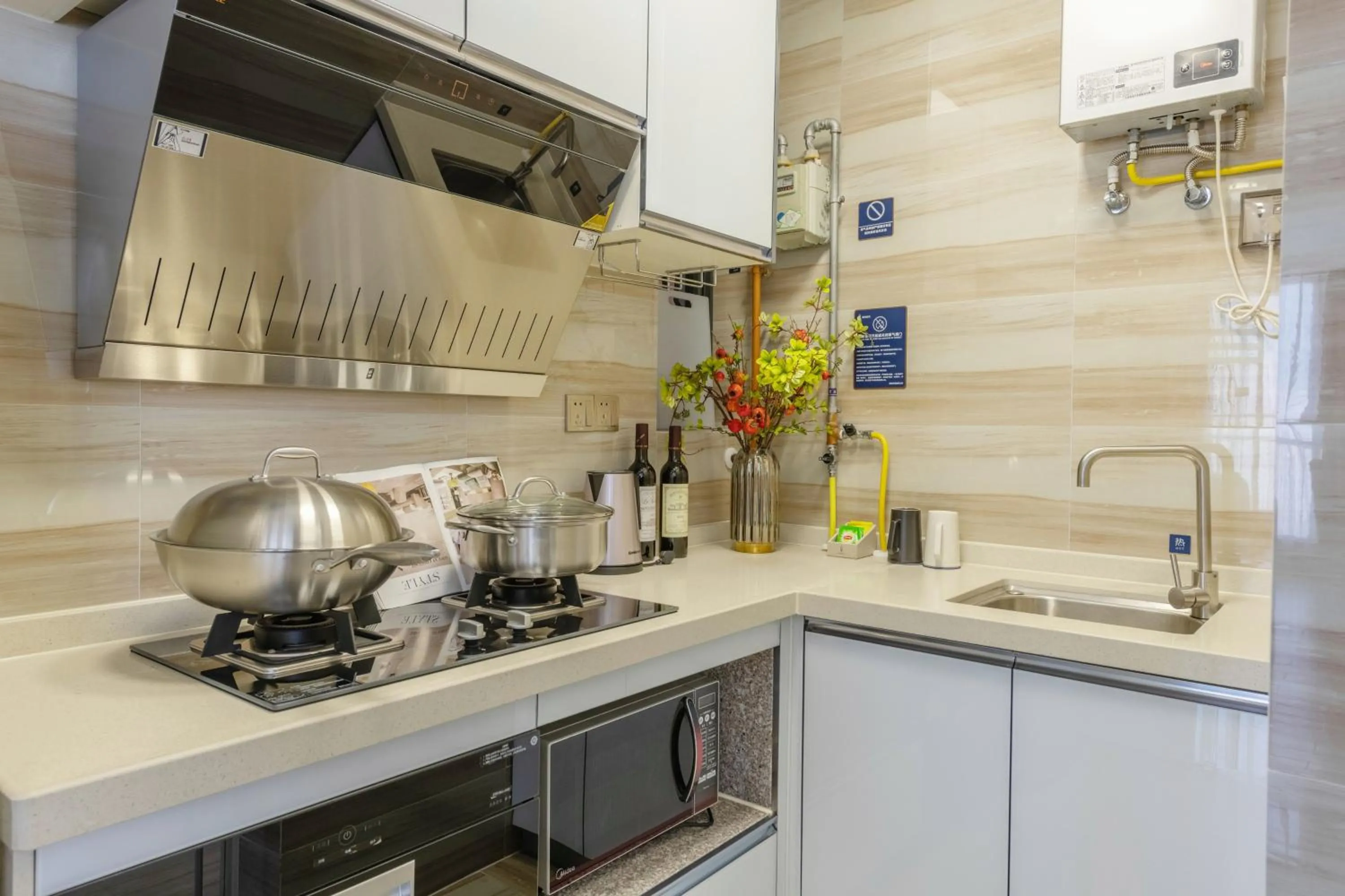 Kitchen or kitchenette in Dingshang Apartment Hotel