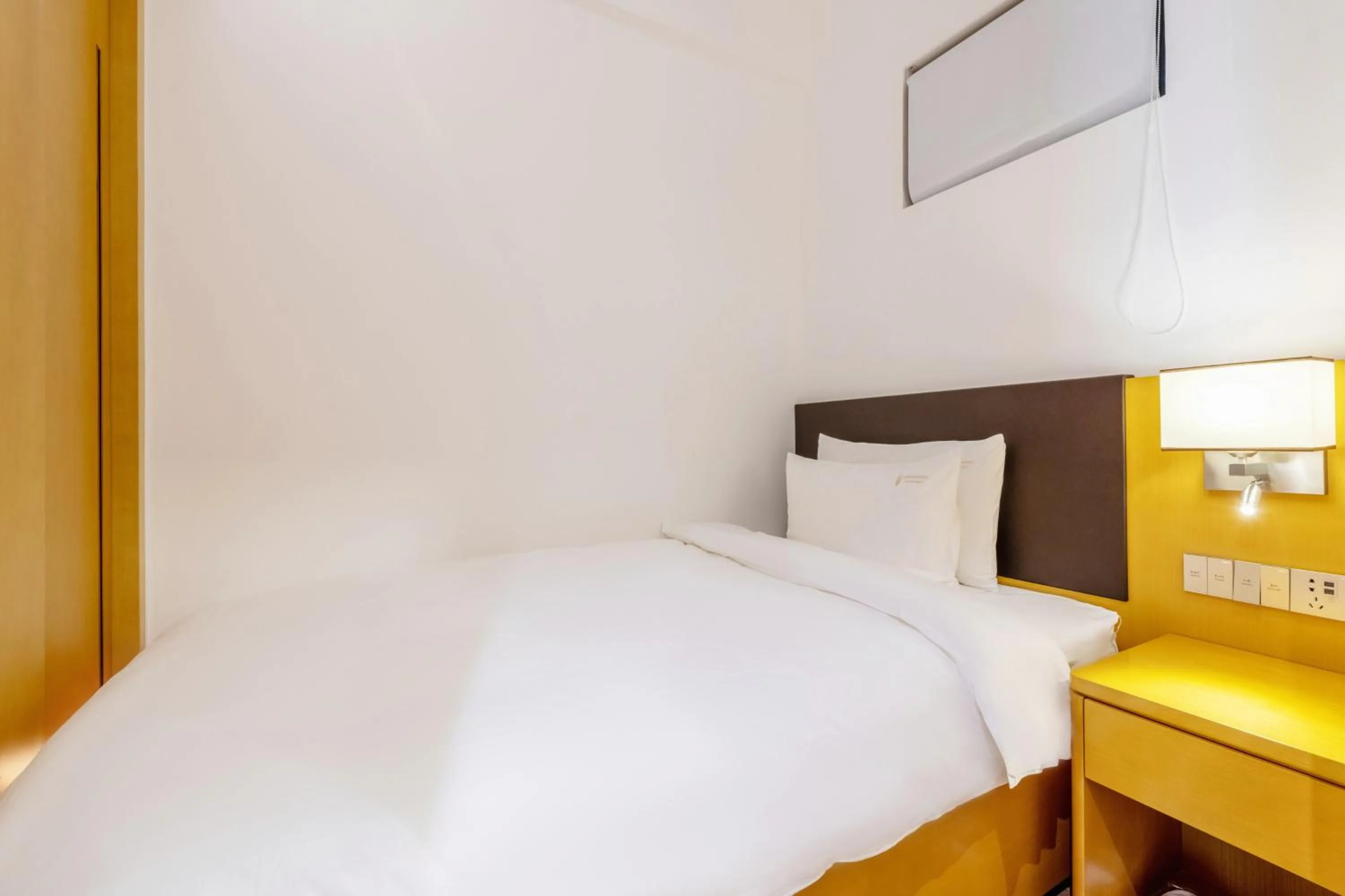 Bedroom, Bed in Dingshang Apartment Hotel