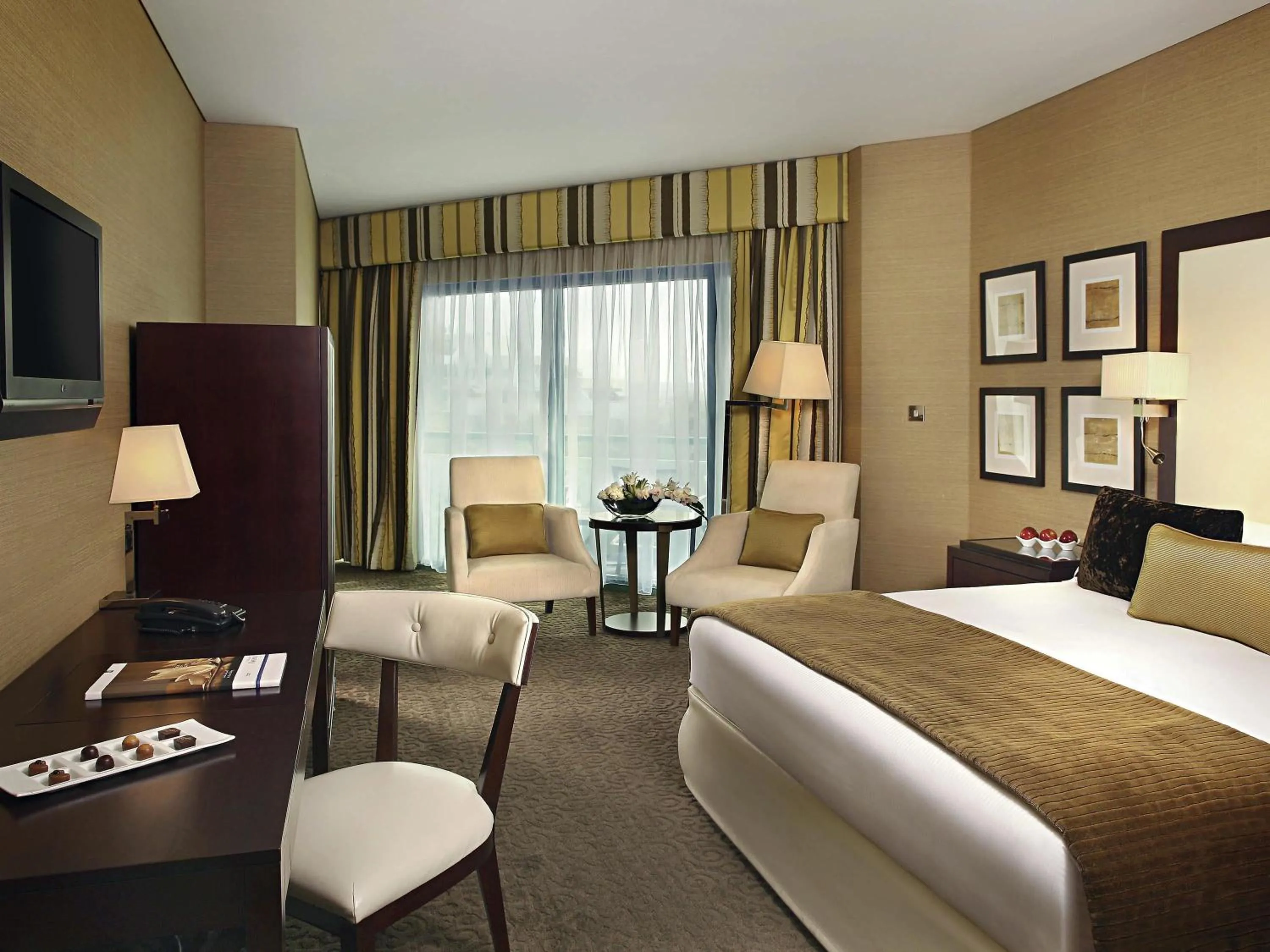 Bedroom, Bed in Mövenpick Grand Al Bustan