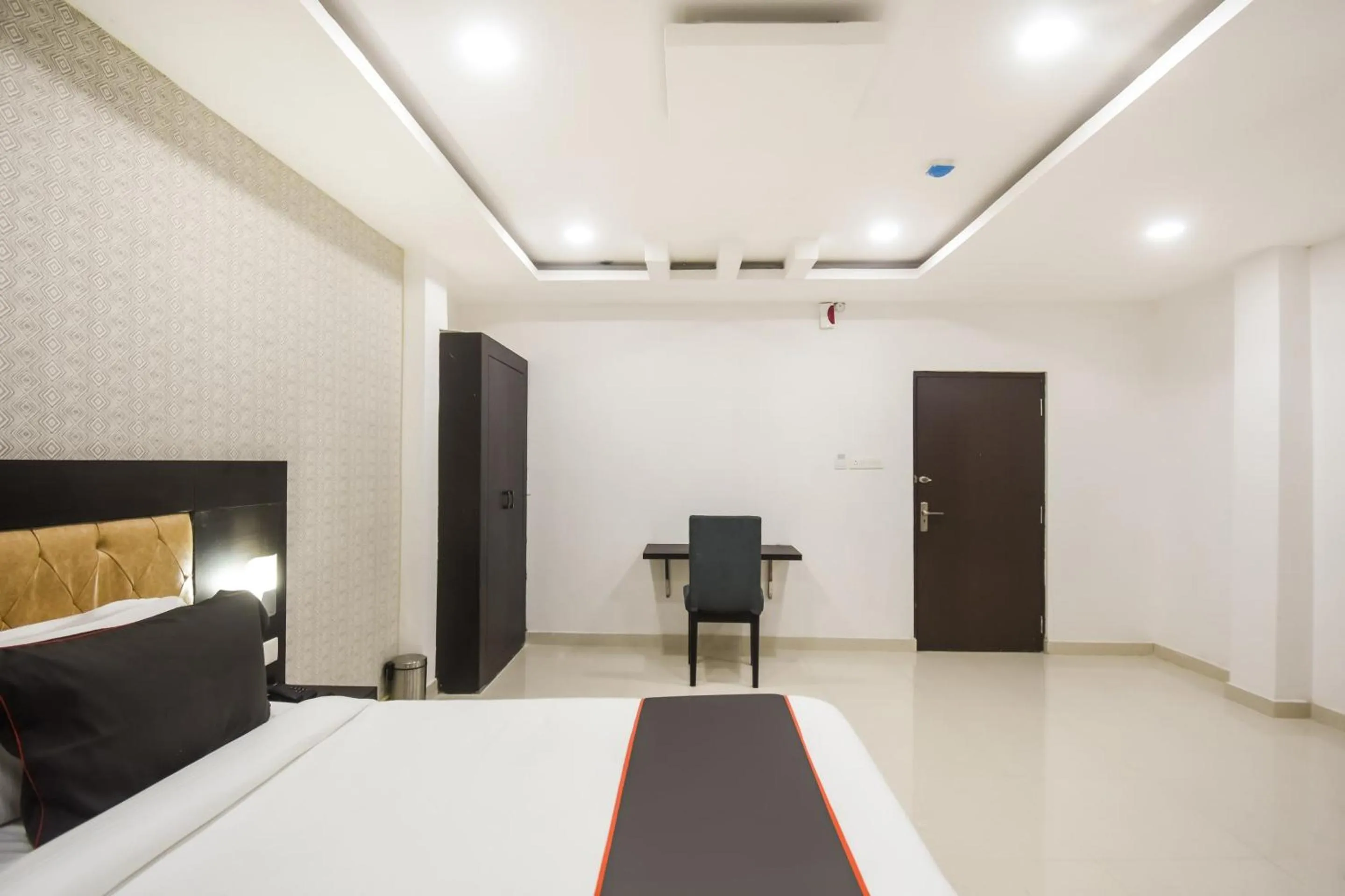 Bedroom, Bed in Hotel O Red Velvet Premium