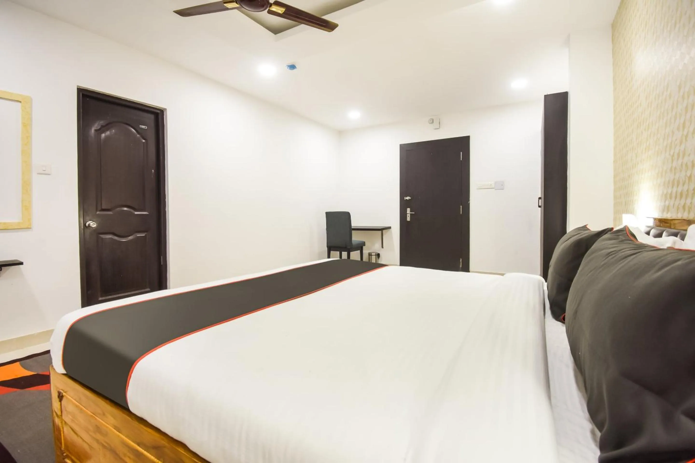 Bedroom, Bed in Hotel O Red Velvet Premium