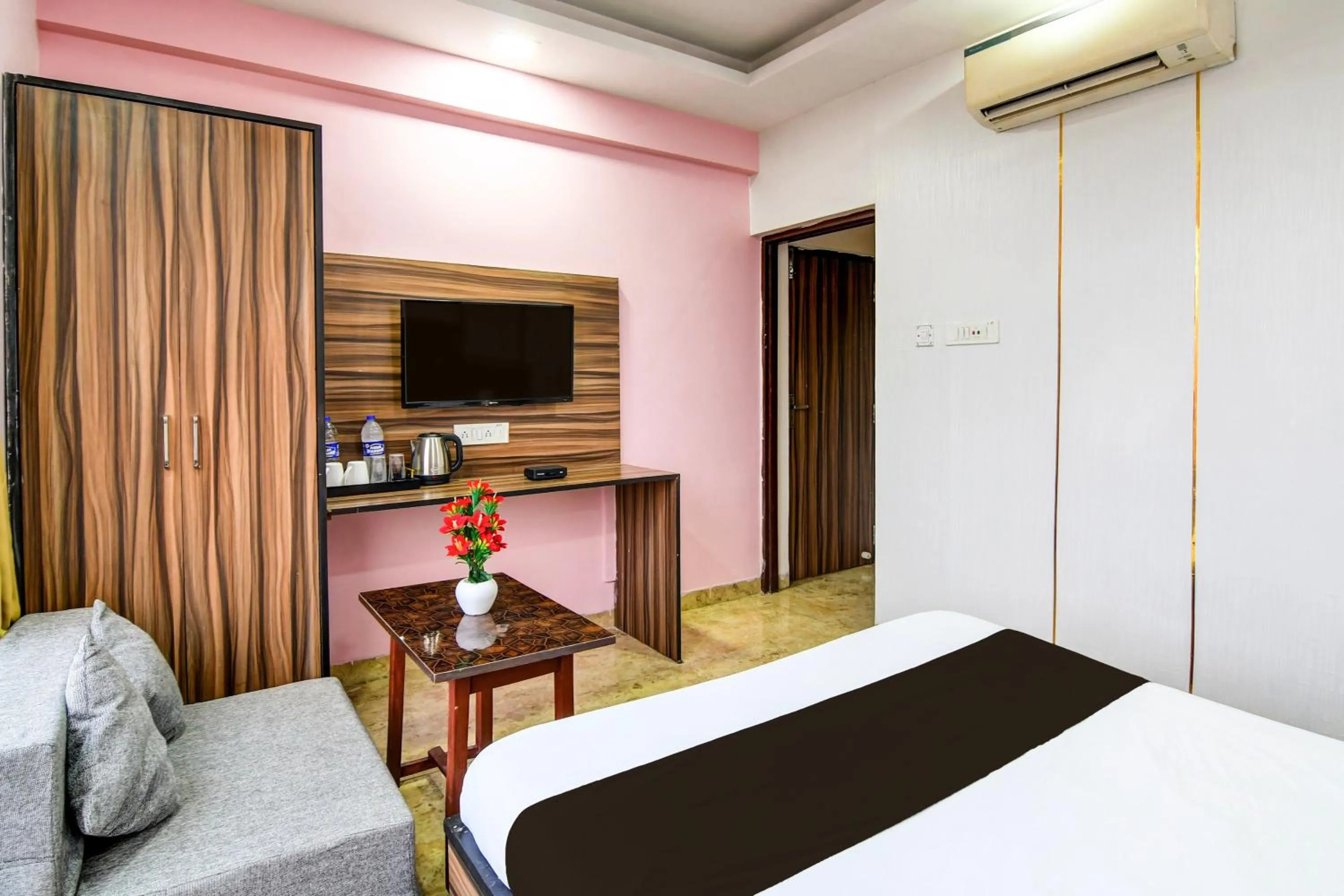 Bedroom, Bed in Hotel O Sunshine Near Netaji Subhash Chandra Bose International Airport
