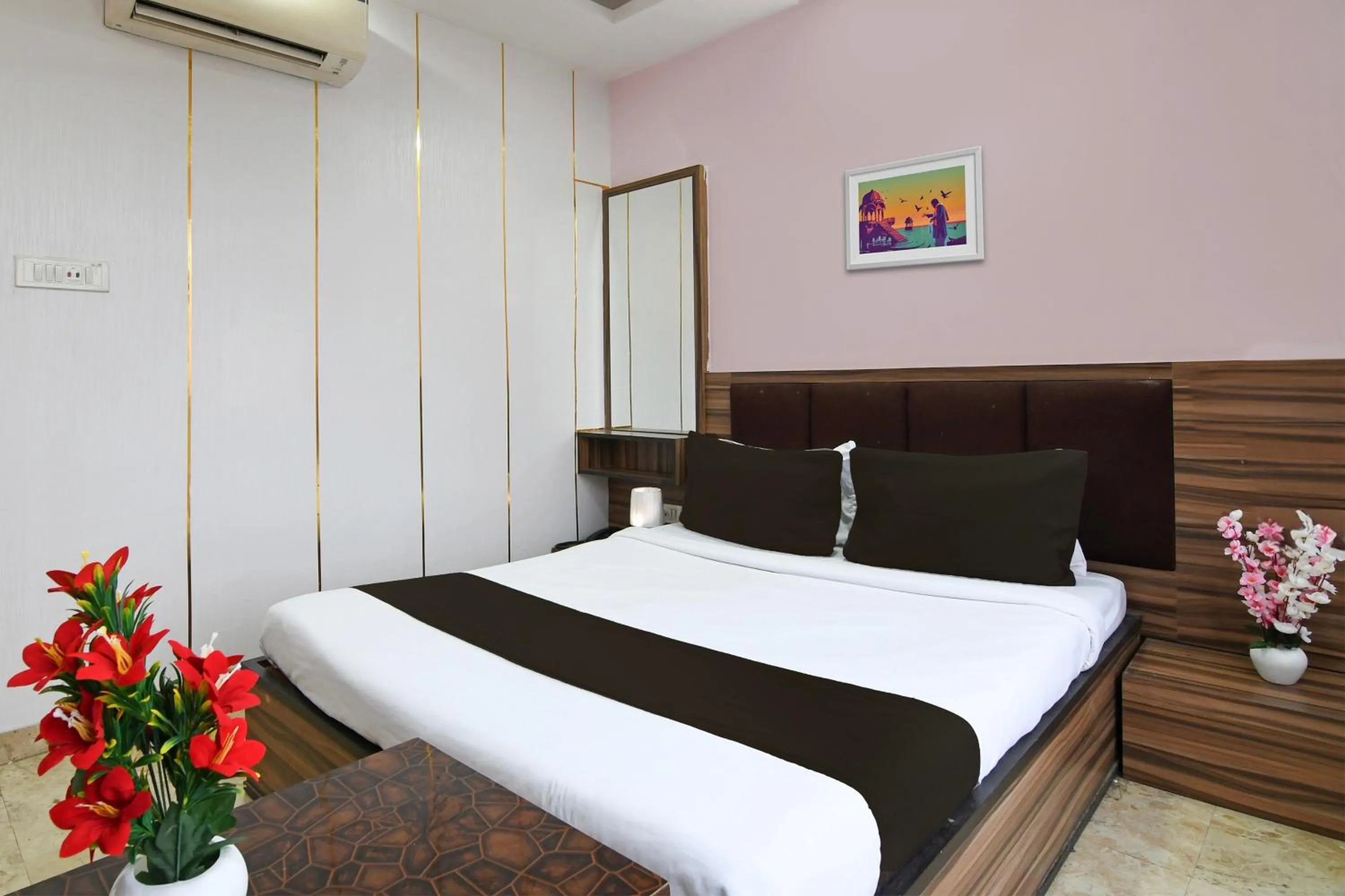Bedroom, Bed in Hotel O Sunshine Near Netaji Subhash Chandra Bose International Airport