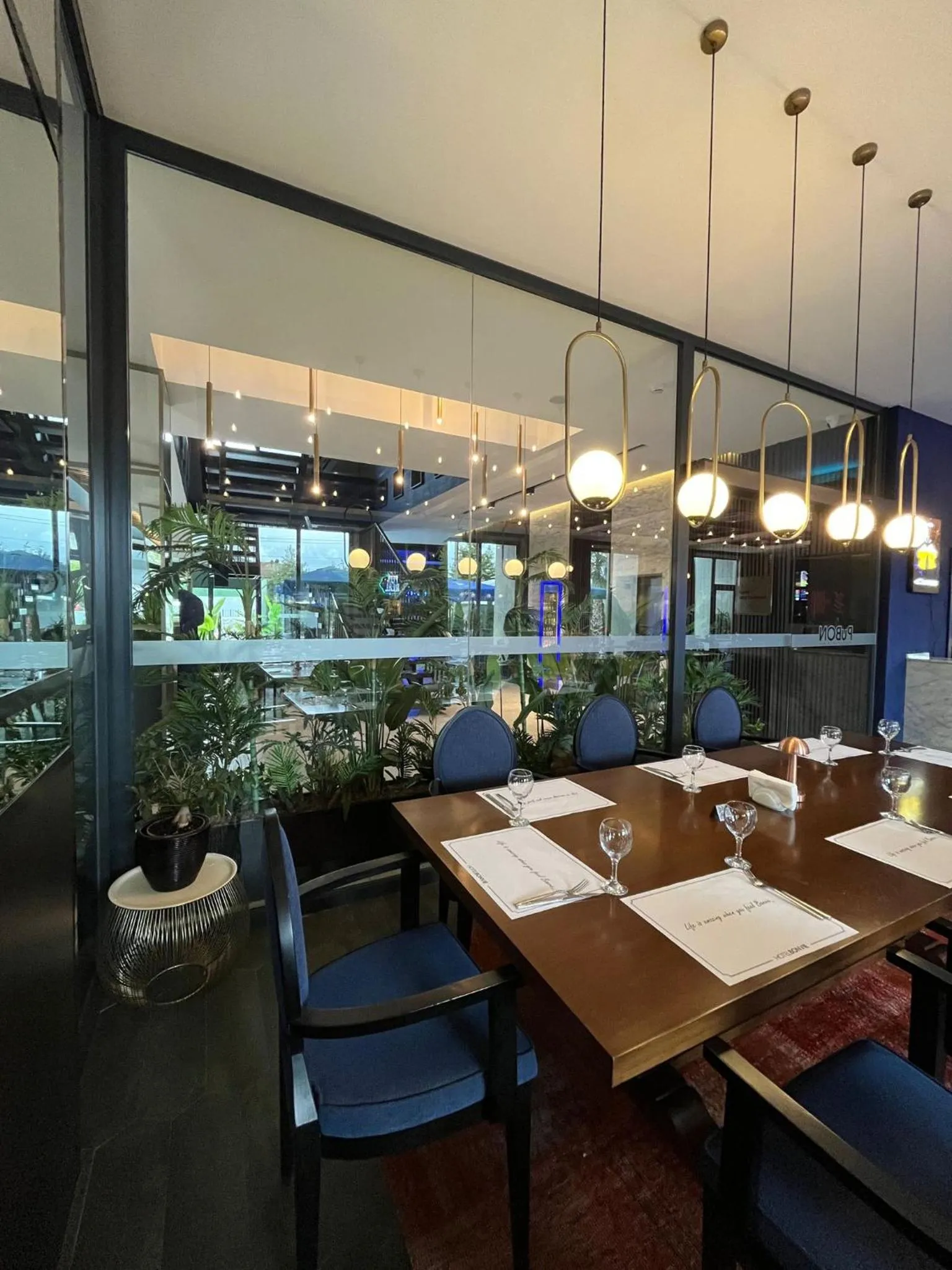 Restaurant/places to eat in Hotel Bonvie