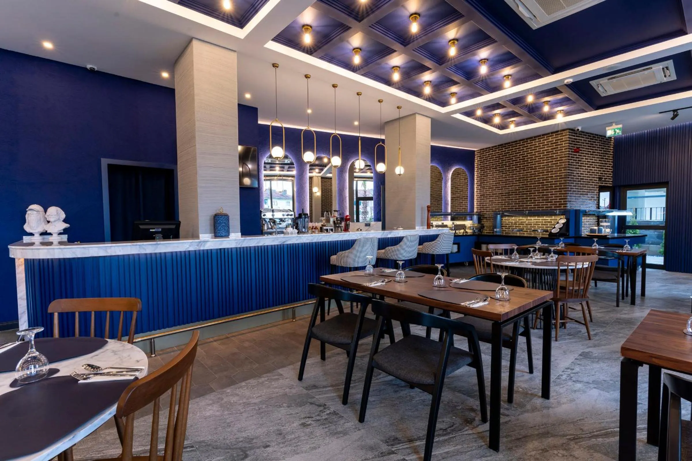 Restaurant/places to eat in Hotel Bonvie