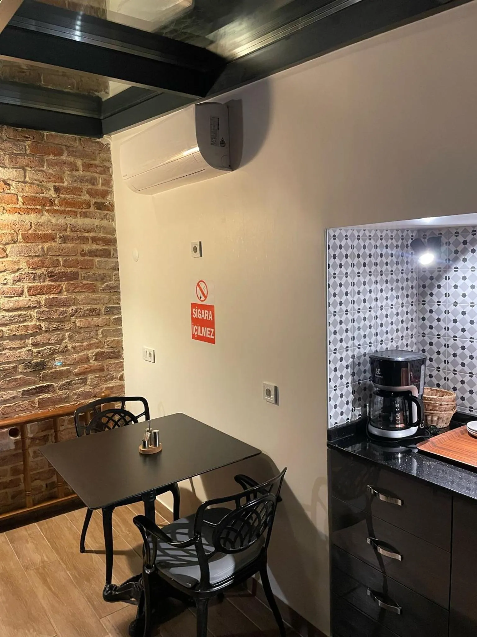 Restaurant/places to eat in Andi Hotel