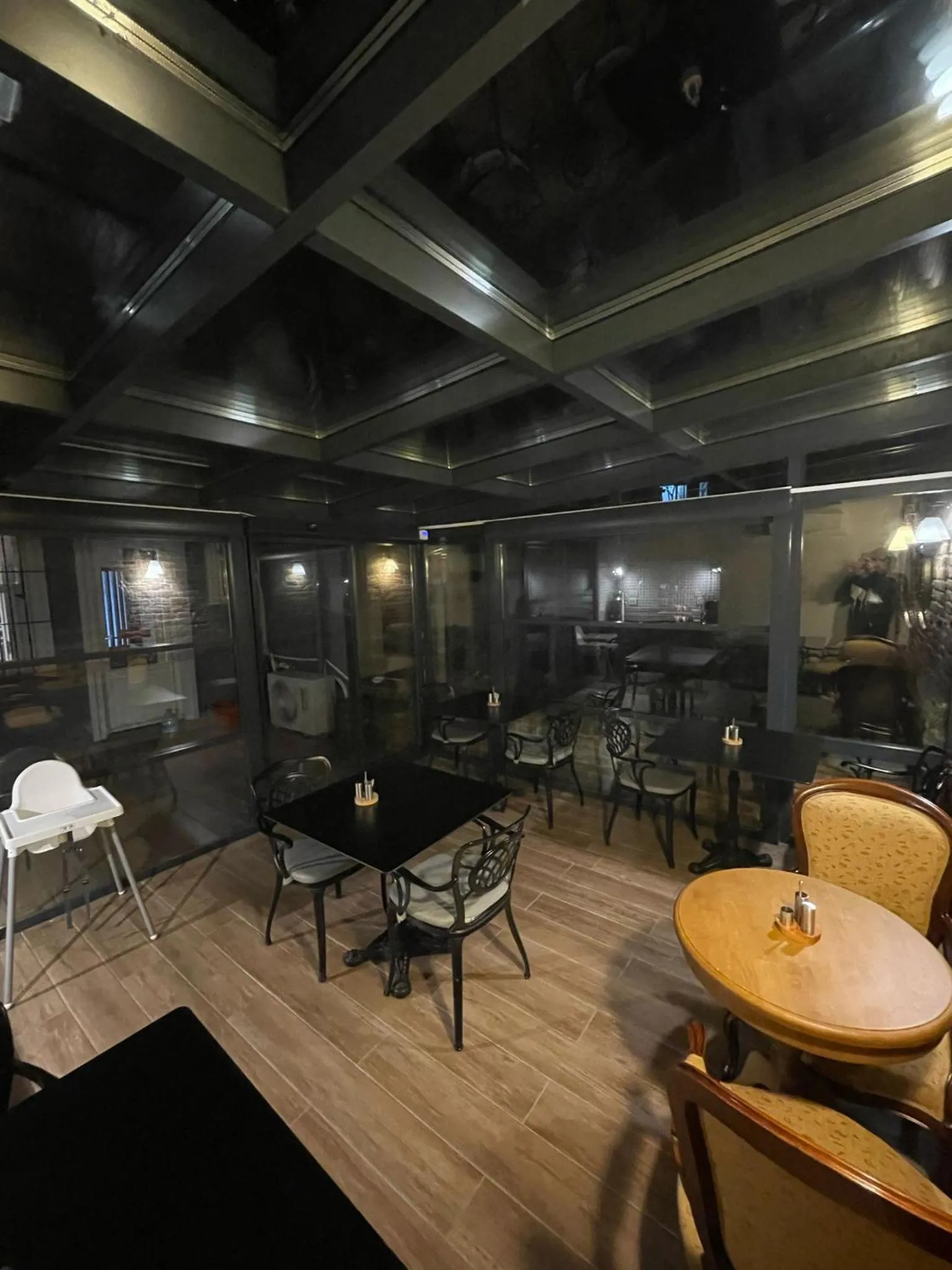 Restaurant/places to eat in Andi Hotel