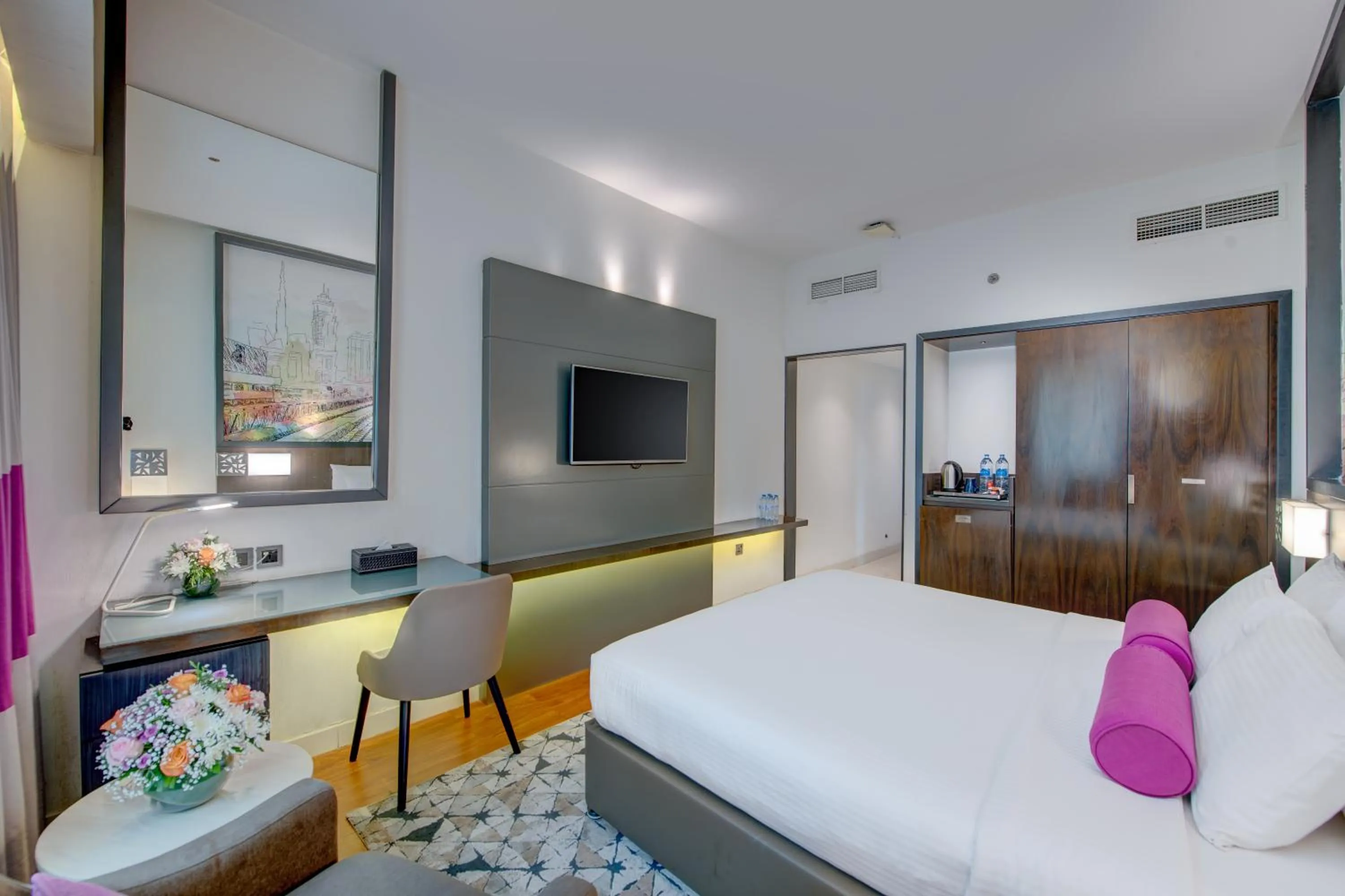 Photo of the whole room, Bed in Howard Johnson Plaza by Wyndham Dubai Deira