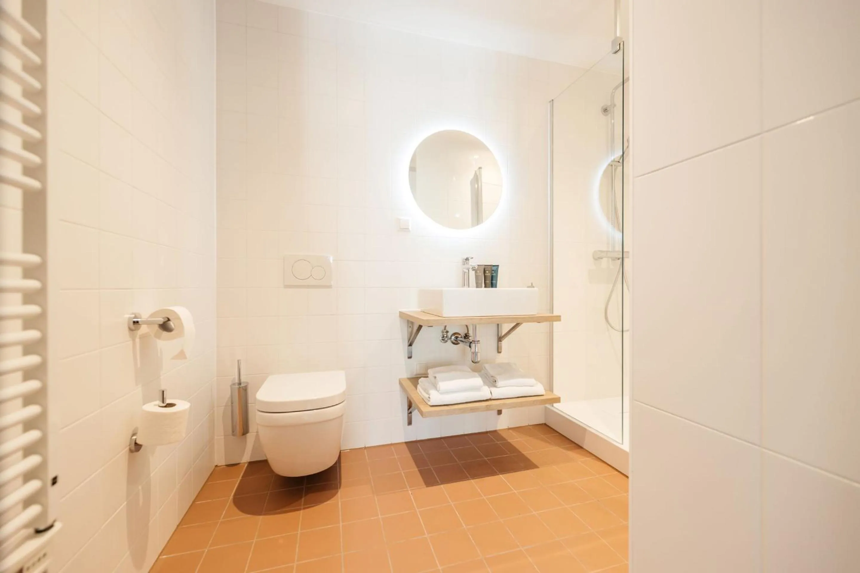 Shower in YAYS The Hague Willemspark by Numa