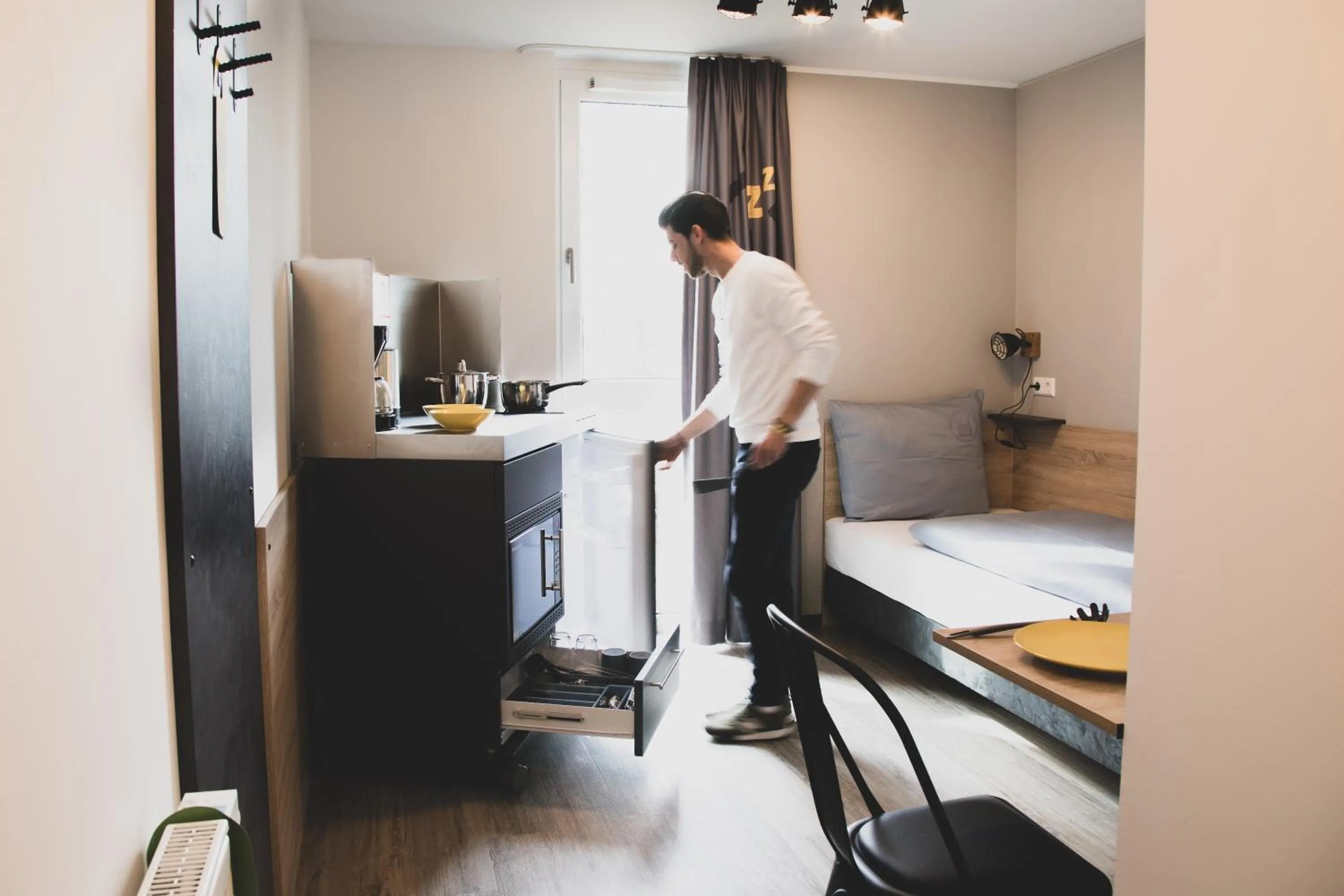 Kitchen or kitchenette, Bed in Das Schlafwerk Stuttgart-Nord -SELF-CHECK IN - keine Rezeption-LowBudget-cashless