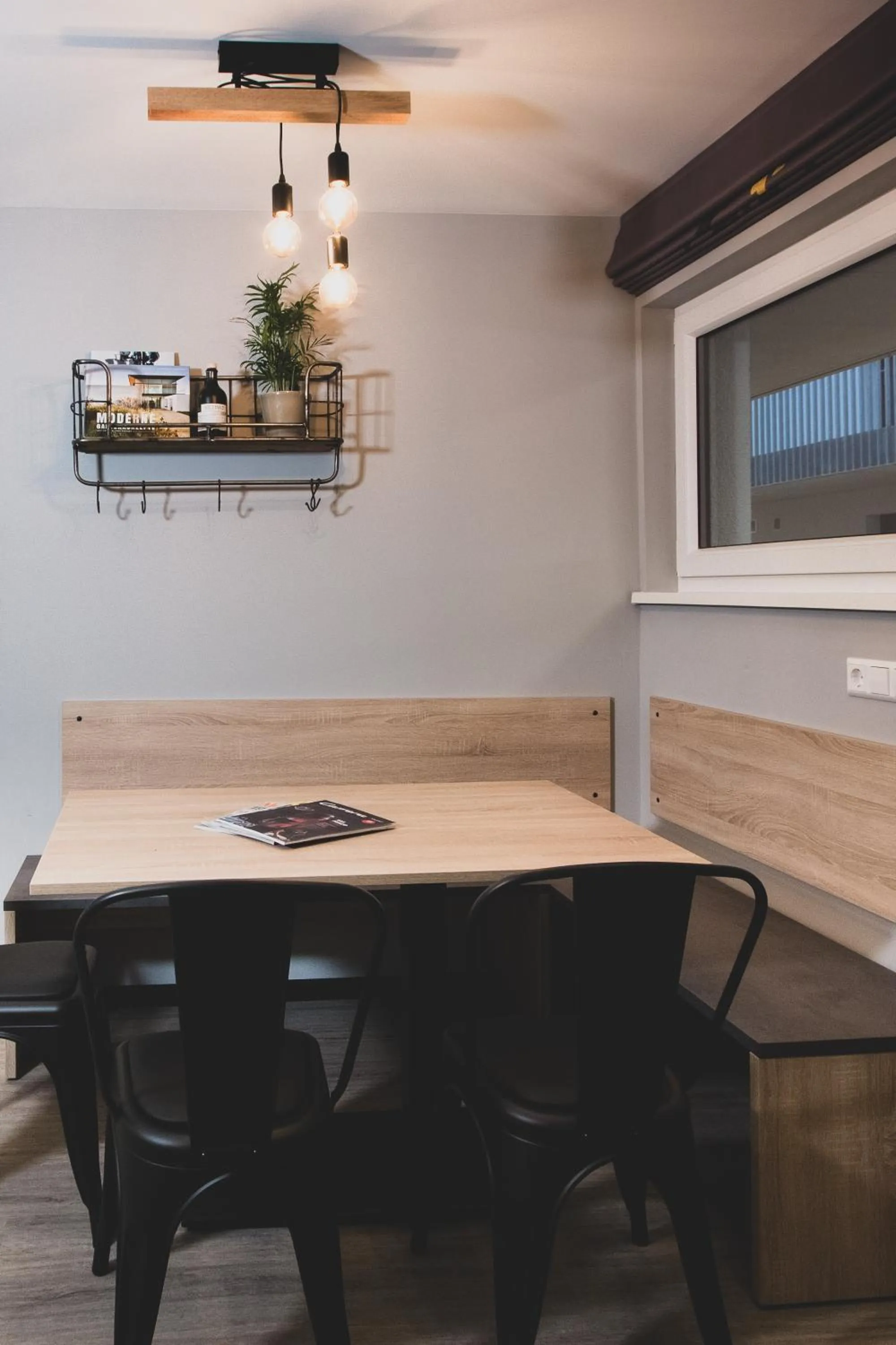 Dining area in Das Schlafwerk Stuttgart-Nord -SELF-CHECK IN - keine Rezeption-LowBudget-cashless