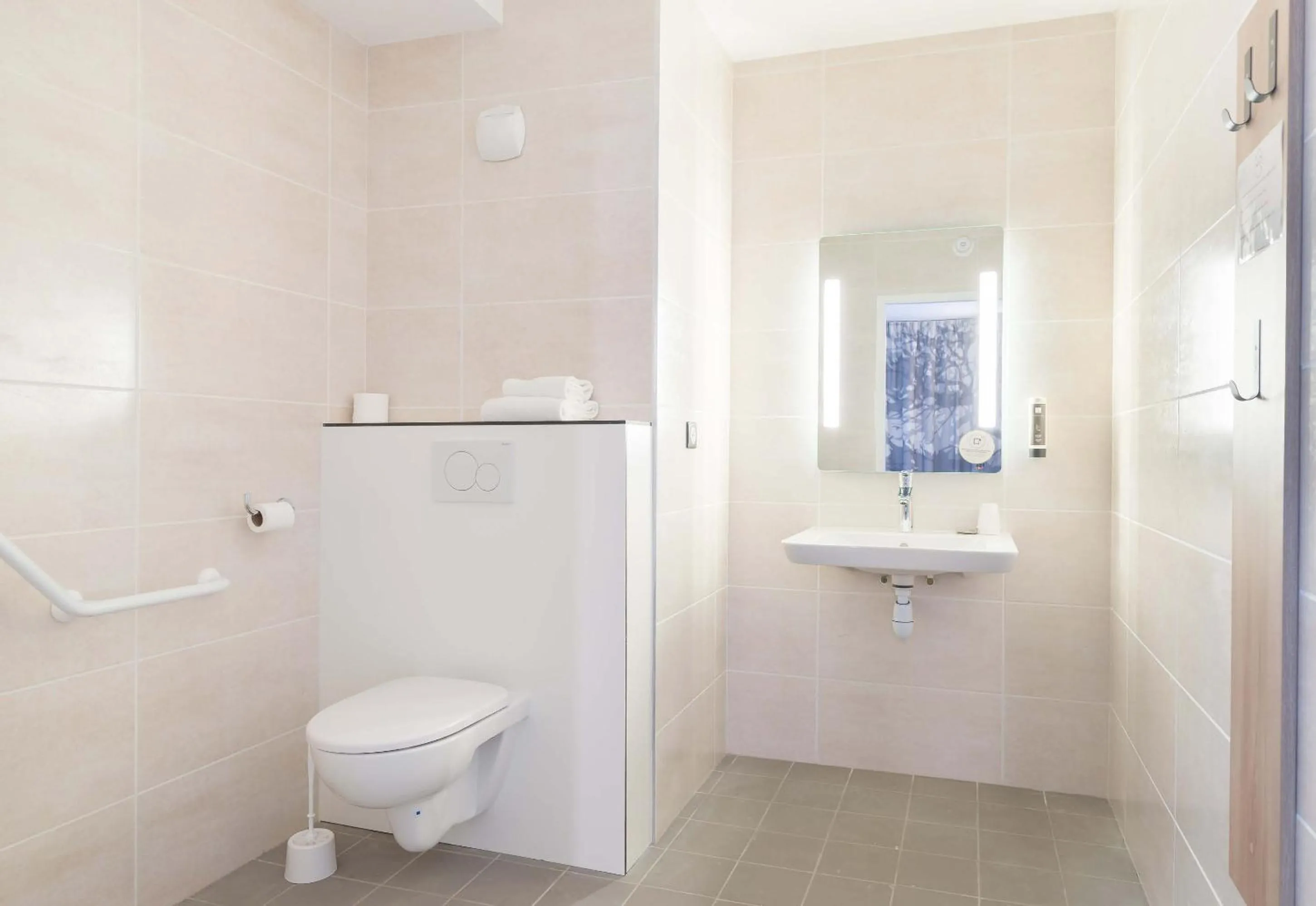 Bathroom in B&B HOTEL Poitiers Aéroport