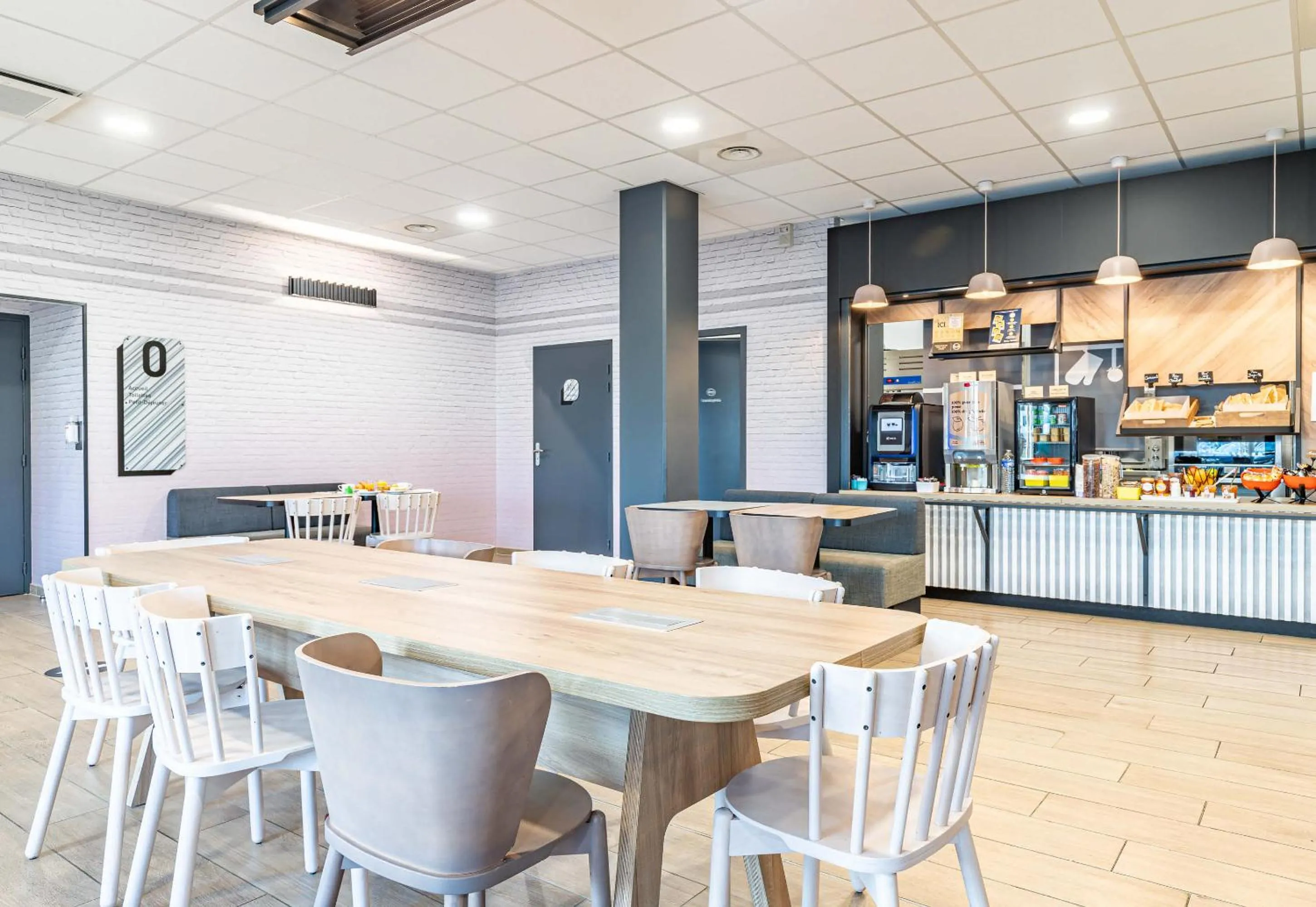 Restaurant/places to eat in B&B HOTEL Poitiers Aéroport